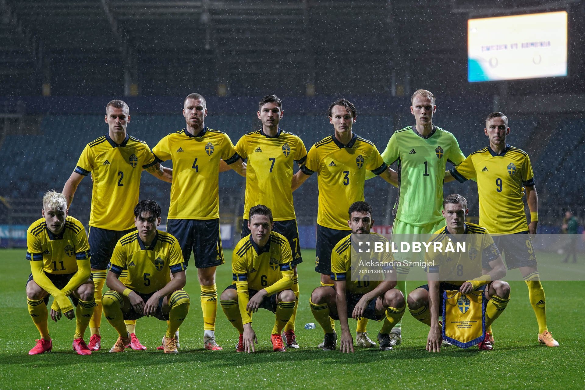 Players of Sweden pose for a team photo ahead of the UEFA Under-21 Qualifier football match between Sweden and Armenia on October 13, 2020 in Lublin. Top left: Felix Beijmo , Thomas Isherwood , Besard Sabovic , Hjalmar Ekdal , goalkeeper Pontus Dahlberg and Jesper Karlsson. Bottom left: Pontus Almqvist, Eric Kahl , Max Svensson , Daleho Irandust and Svante Ingelsson.