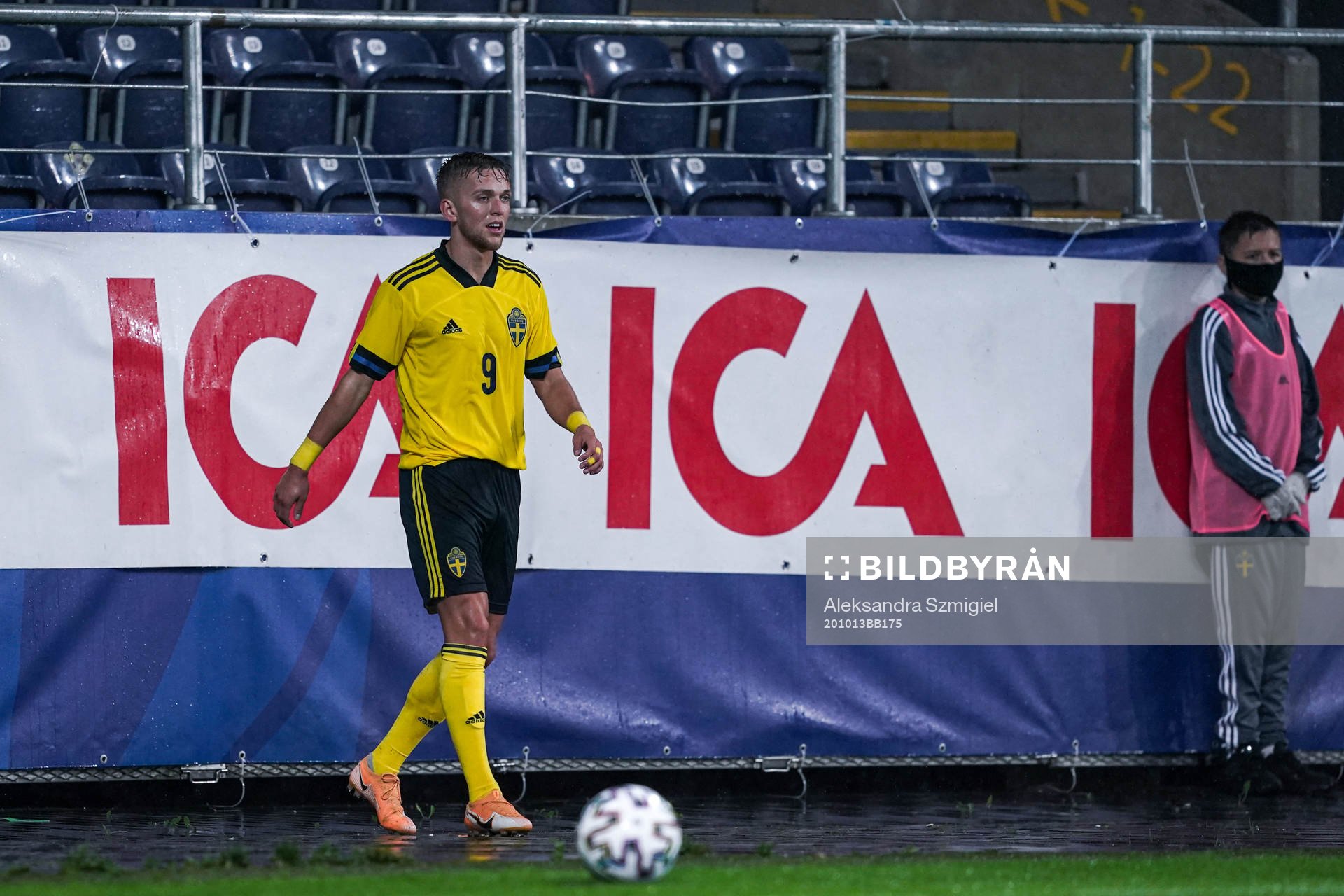 Jesper Karlsson of Sweden celebrates