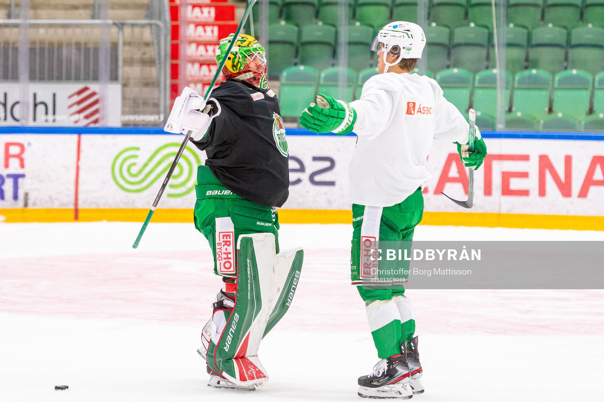 Målvakt Christoffer Rifalk och Erlend Lesund jublar