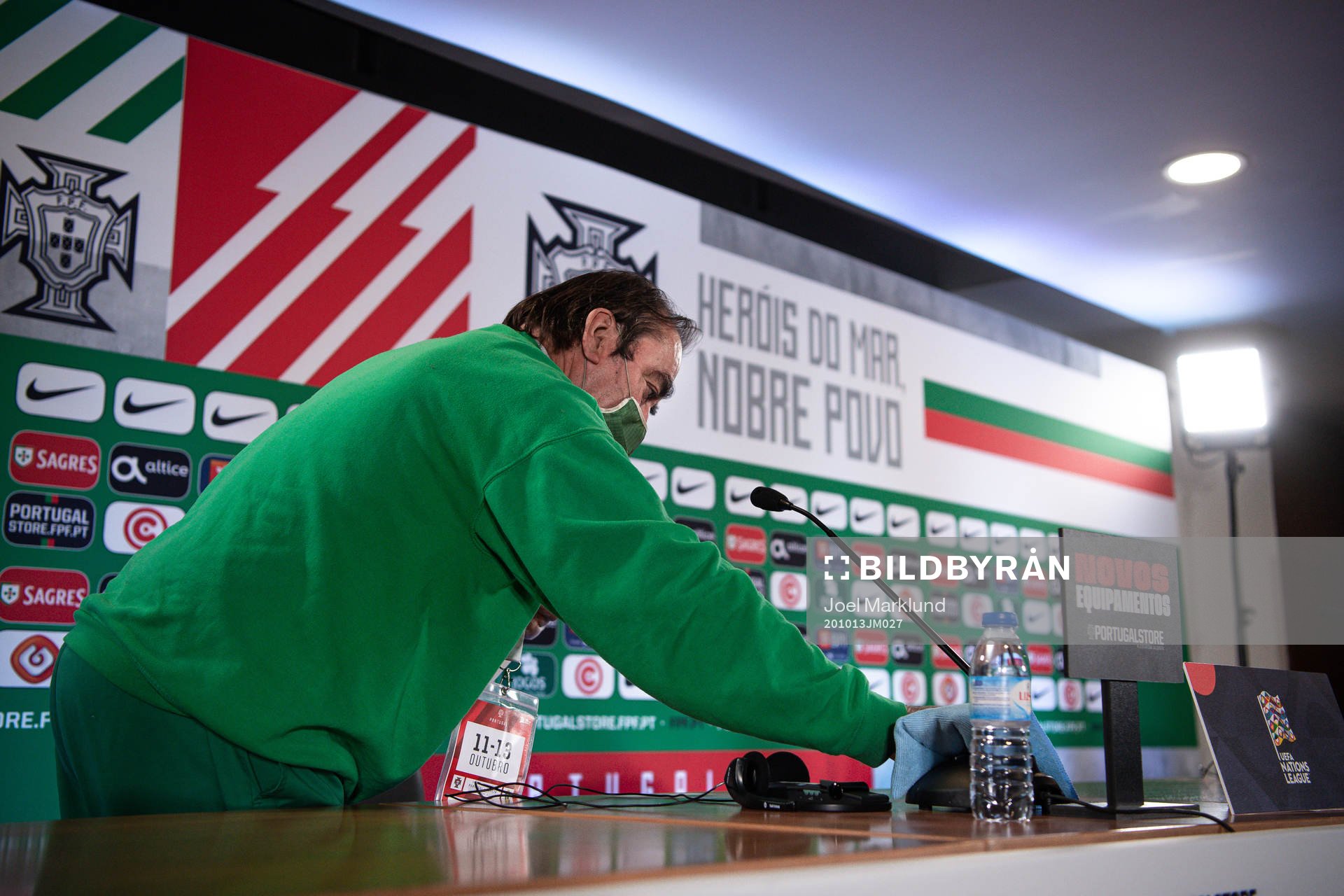 Disinfection of the podium