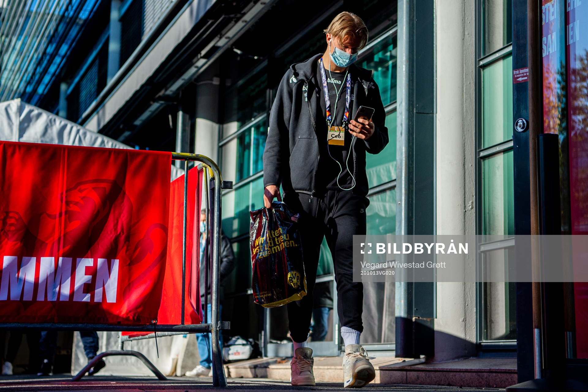 Erling Braut Haaland arrives wearing a face mask