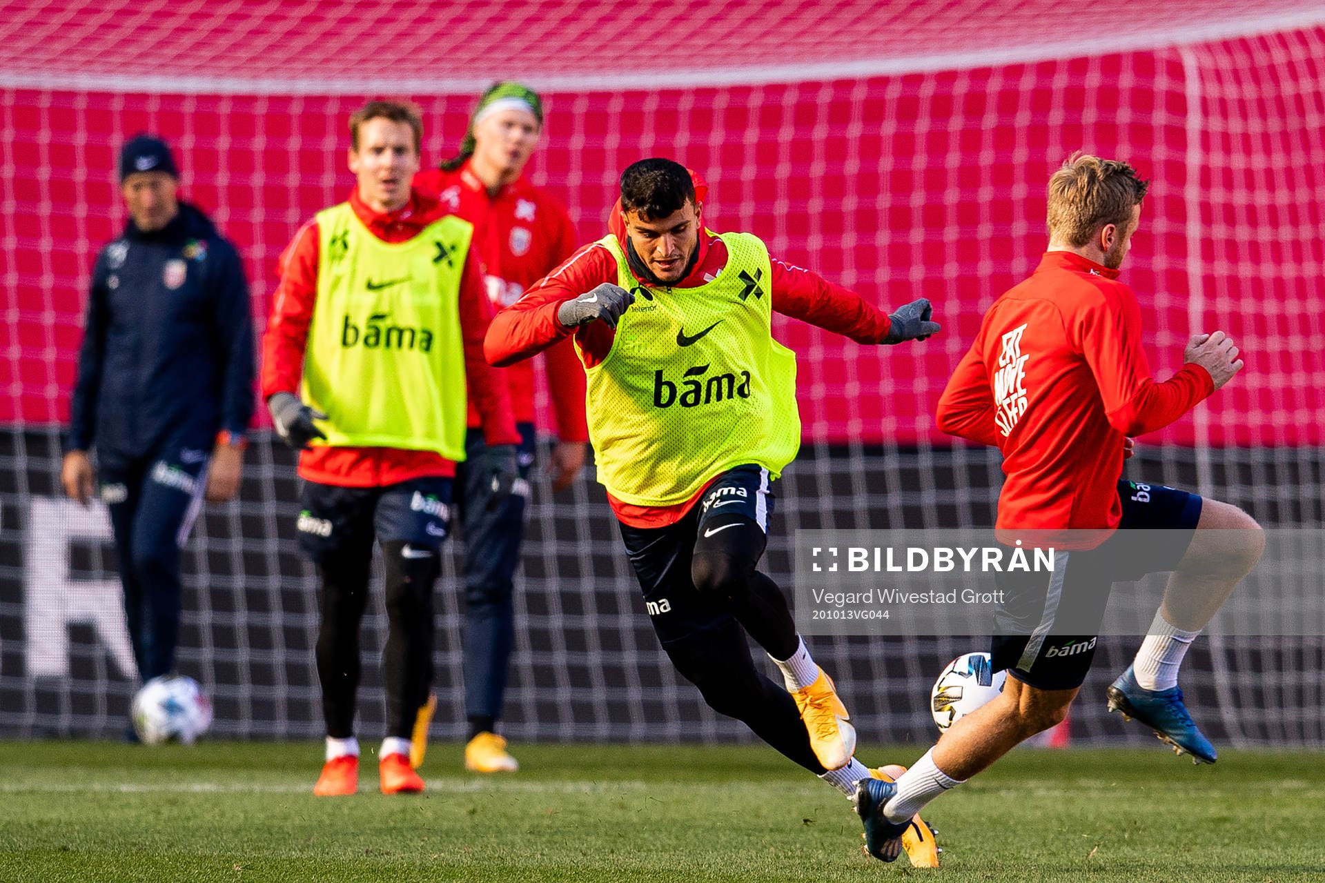 Mohamed «Moi» Elyounoussi and Fredrik Midtsjø during a training session with the Norwegian national football team on October 13, 2020 in Oslo.