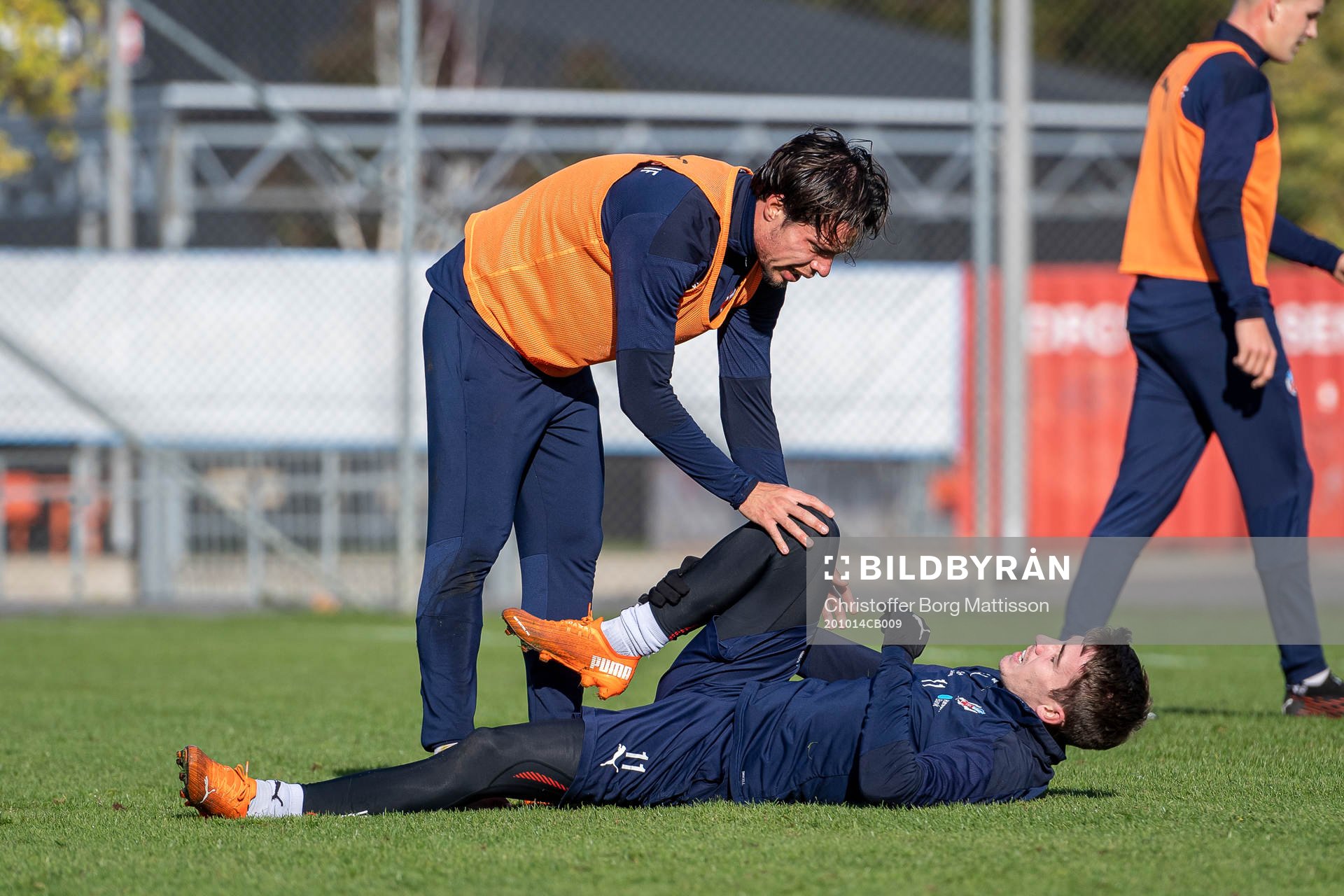 Erik Figueroa kollar till Adam Eriksson