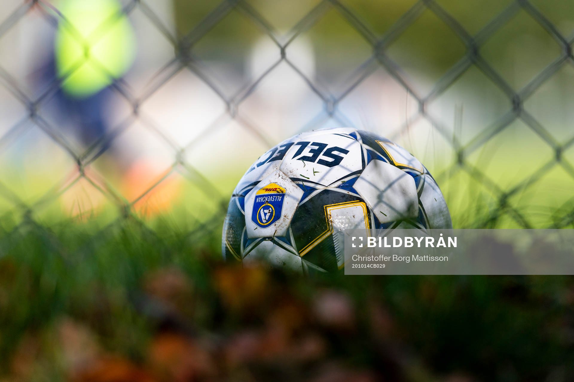 En fotboll med Allsvenskans logotype ligger på