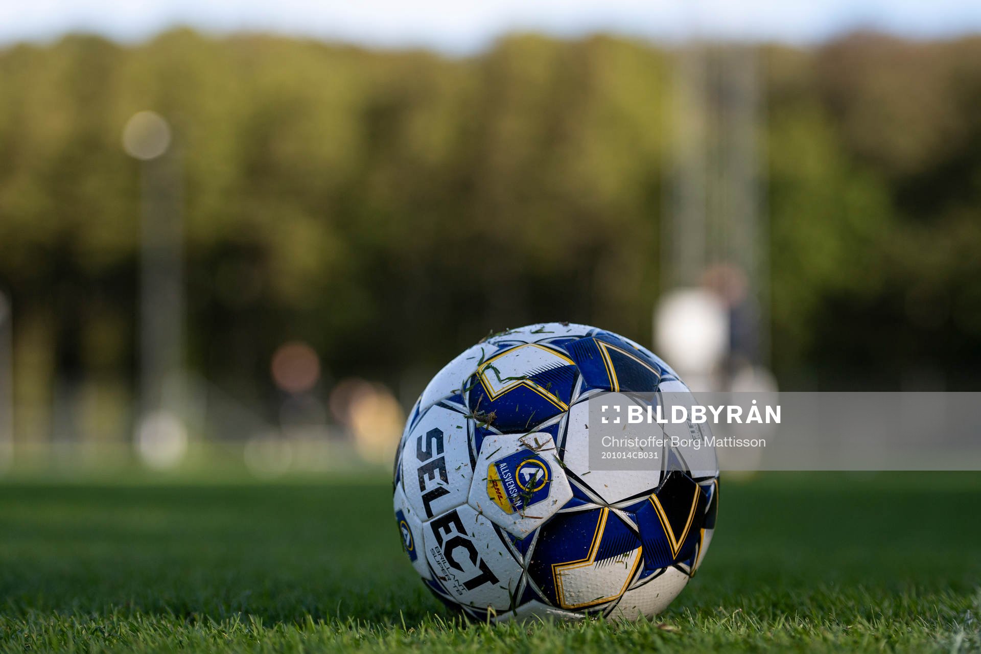 En fotboll med Allsvenskans logotype ligger på