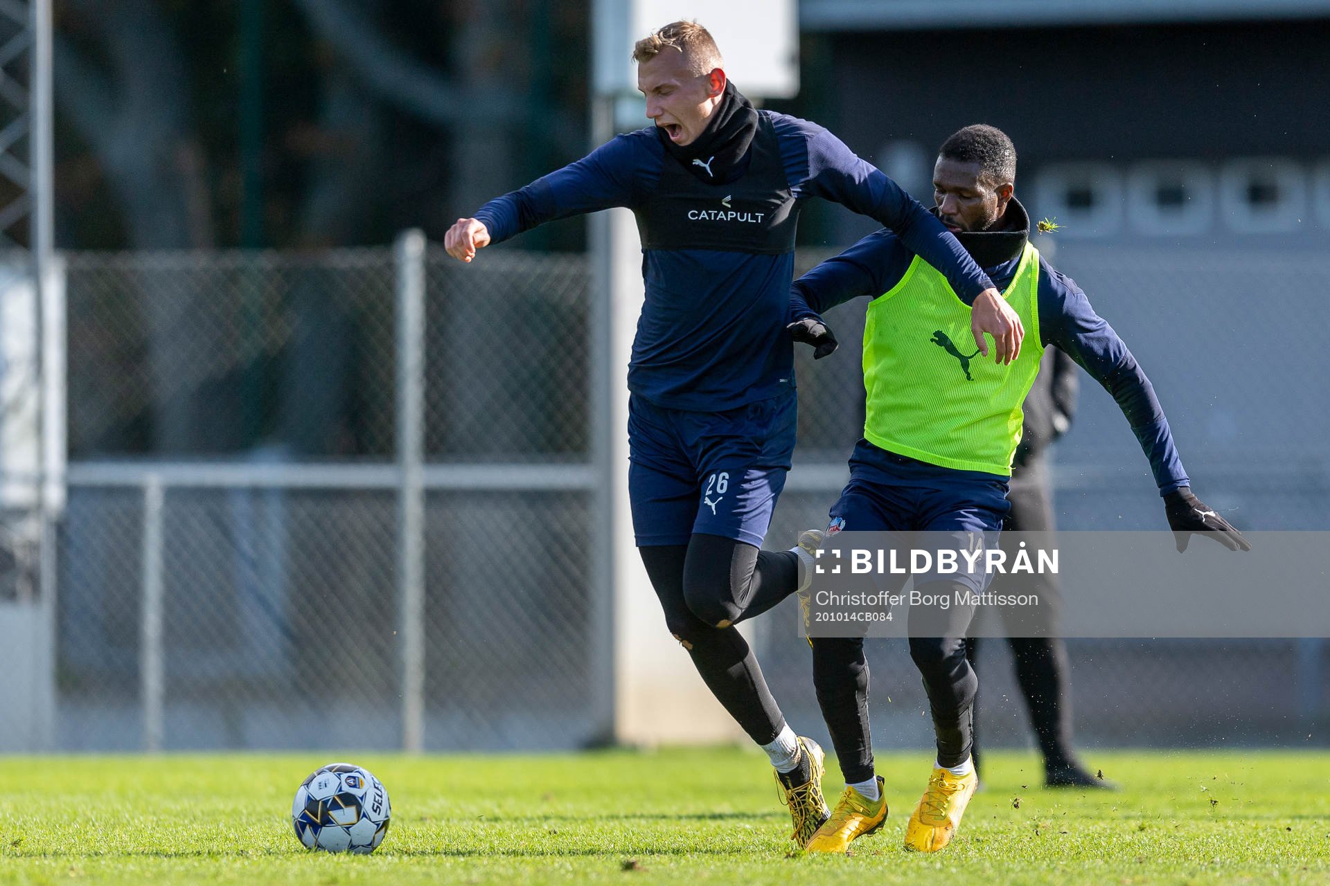 Jakob Voelkerling Persson tacklas av Mohammed Abubakari