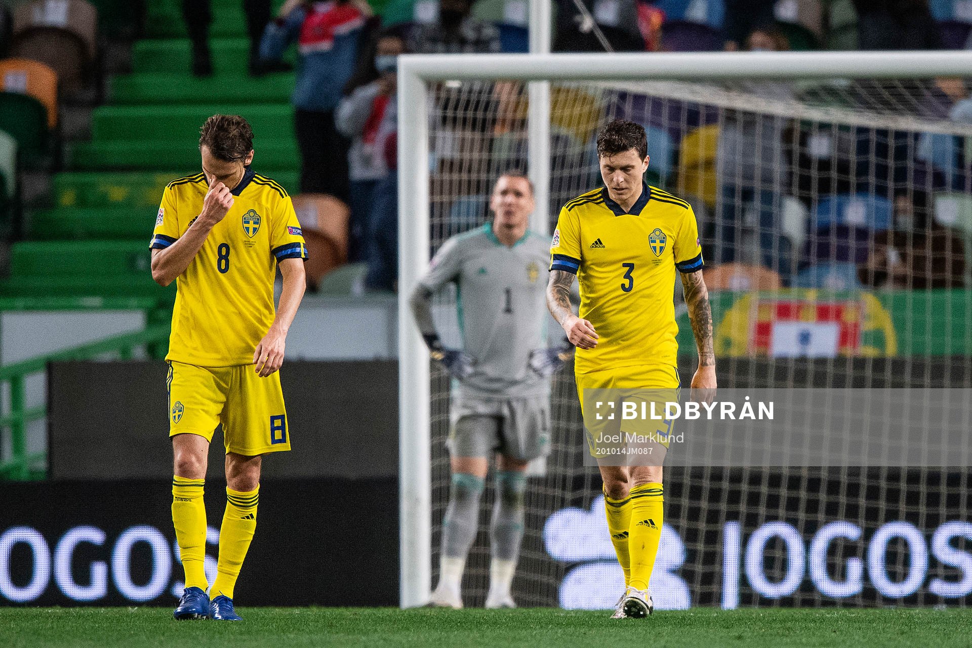 Albin Ekdal  and Victor Nilsson Lindelöf looks dejected