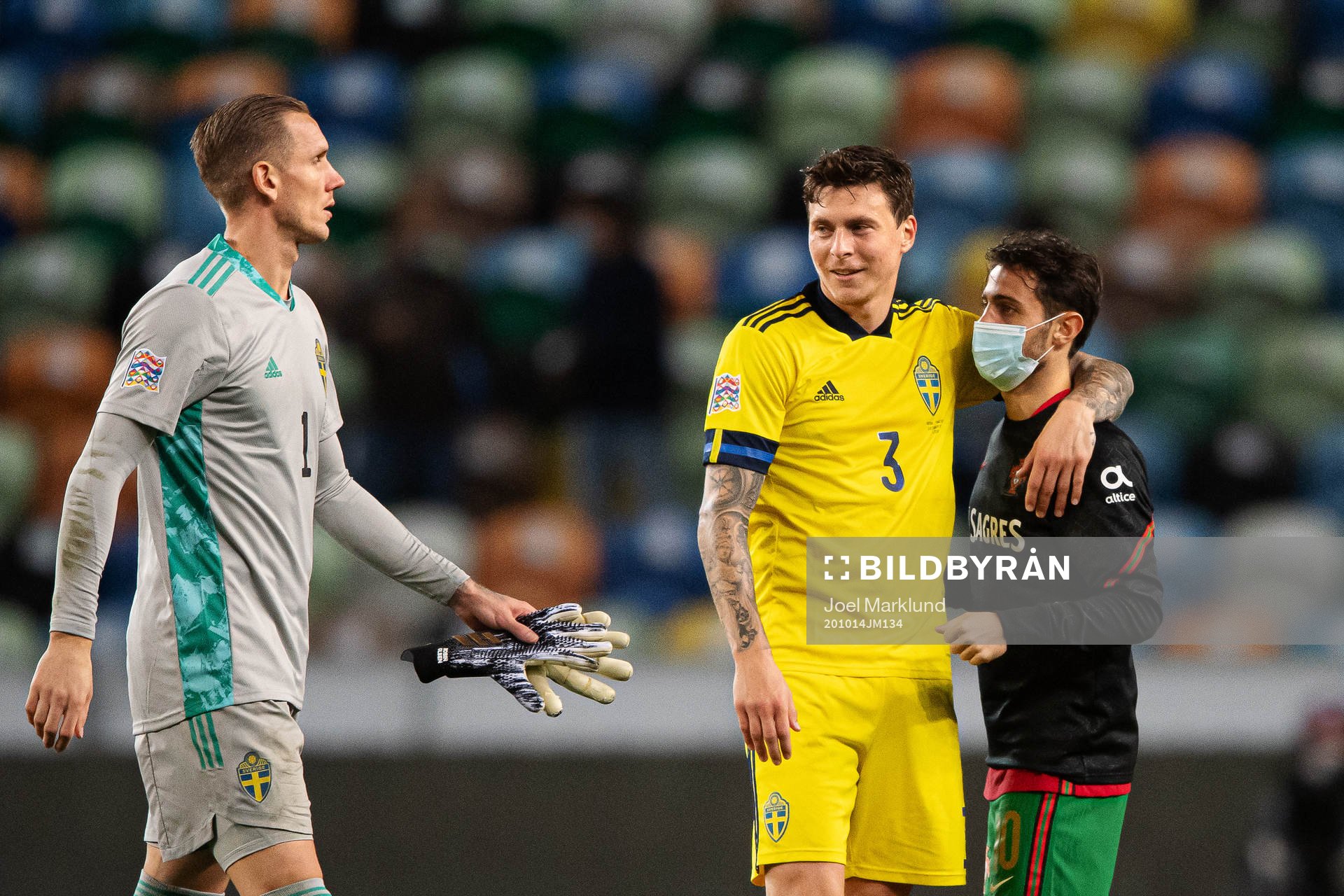 Goalkeeper Robin Olsen and Victor Nilsson Lindelöf of Sweden and Bernardo Silva of Portugal after the Nations League football match between Portugal and Sweden on October 14, 2020 in Lisbon.