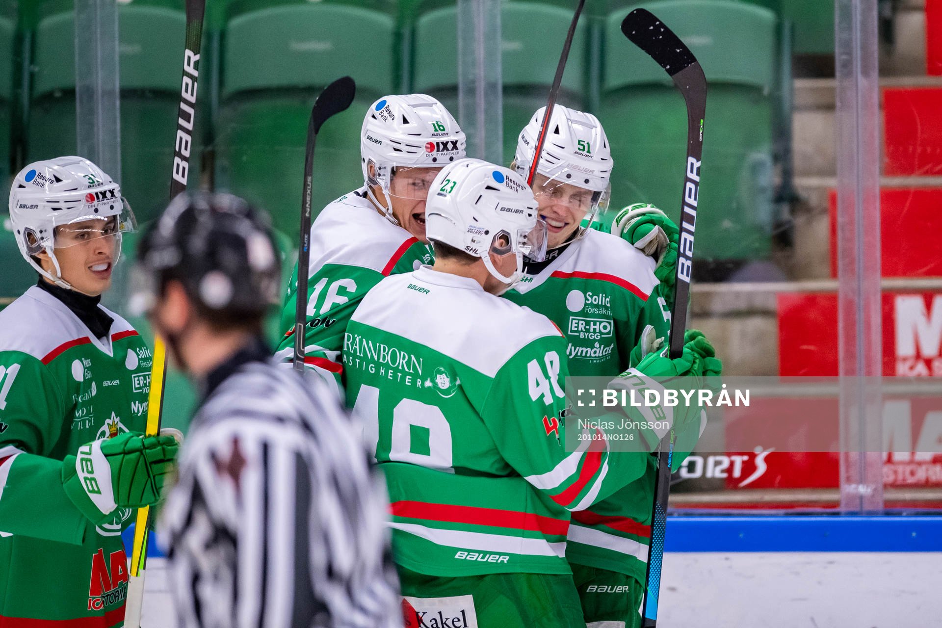 Rögles Hampus Karlsson  jublar tillsamman med lagkamrater