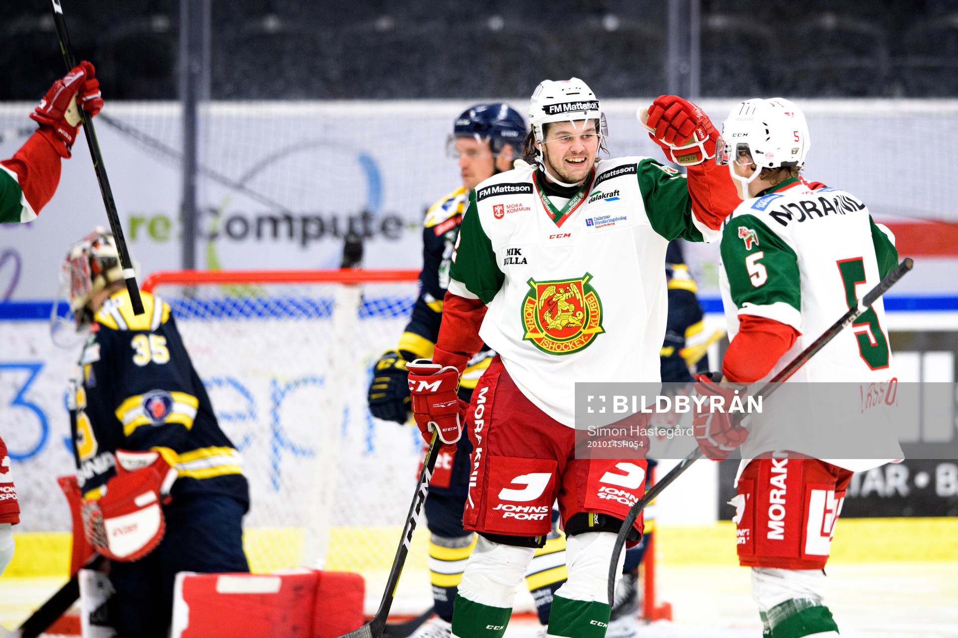 Moras Måns Carlsson och Viktor Larsson jublar