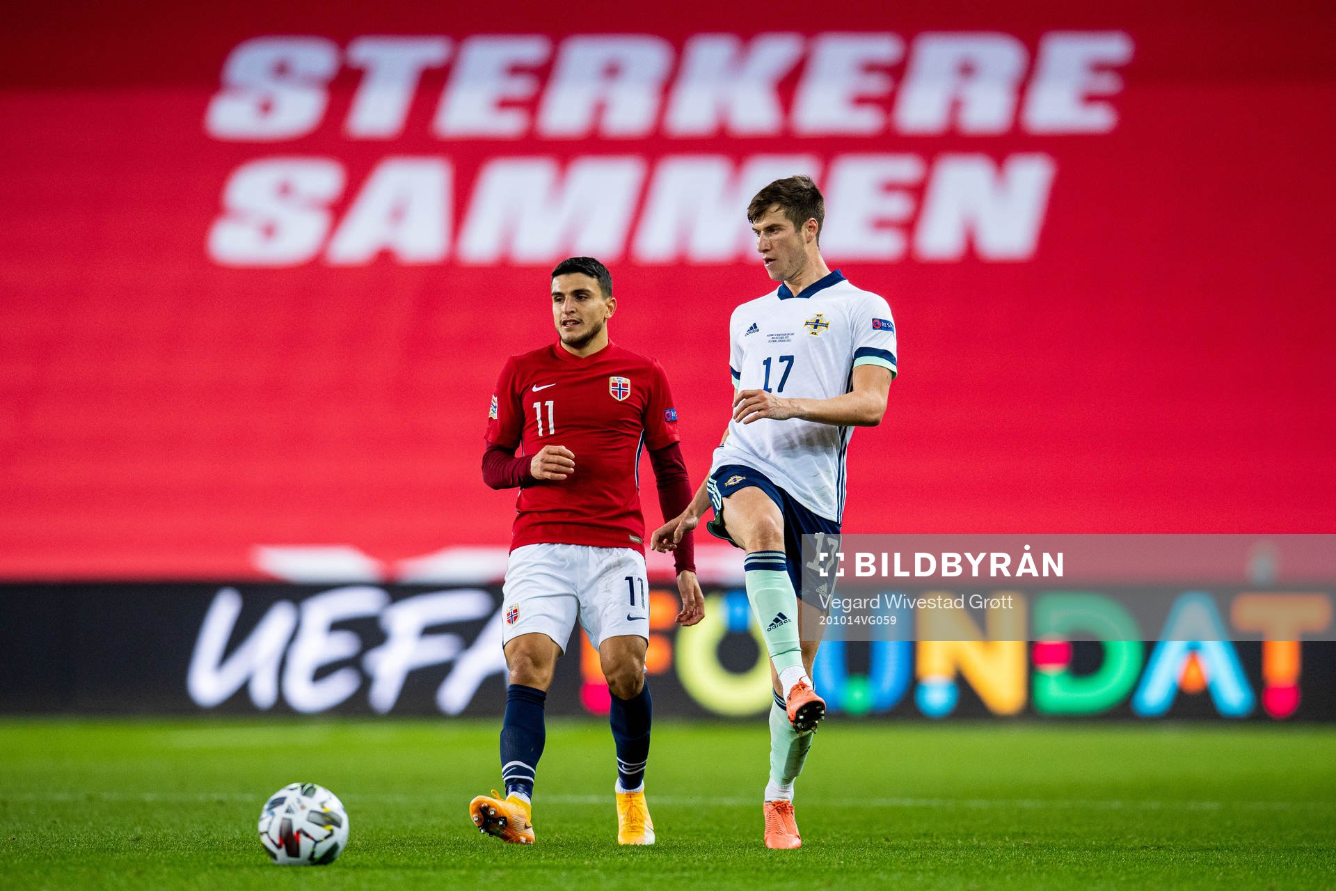 Mohamed «Moi» Elyounoussi of Norway and Paddy McNair of
