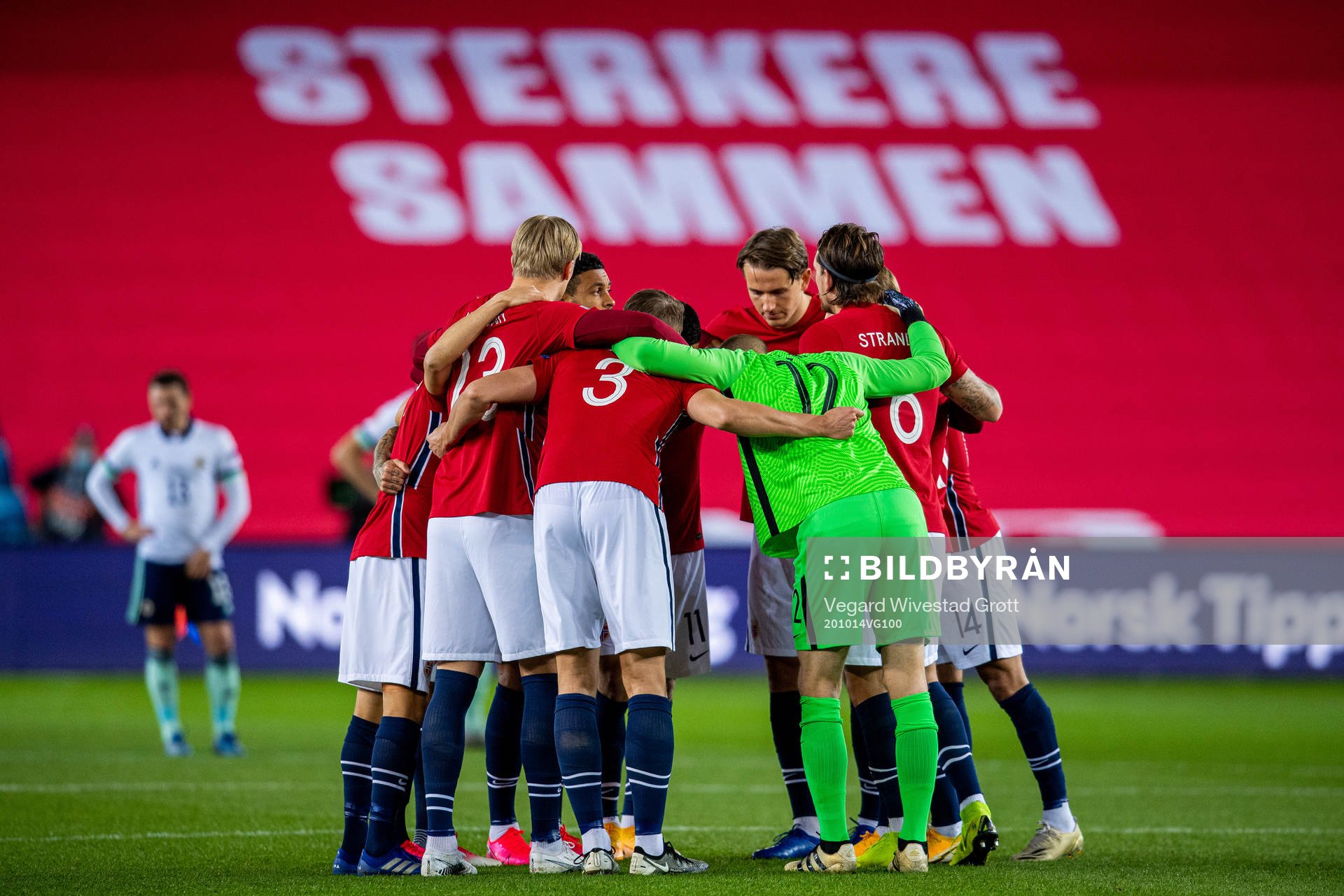 Sander Berge and the players of Norway