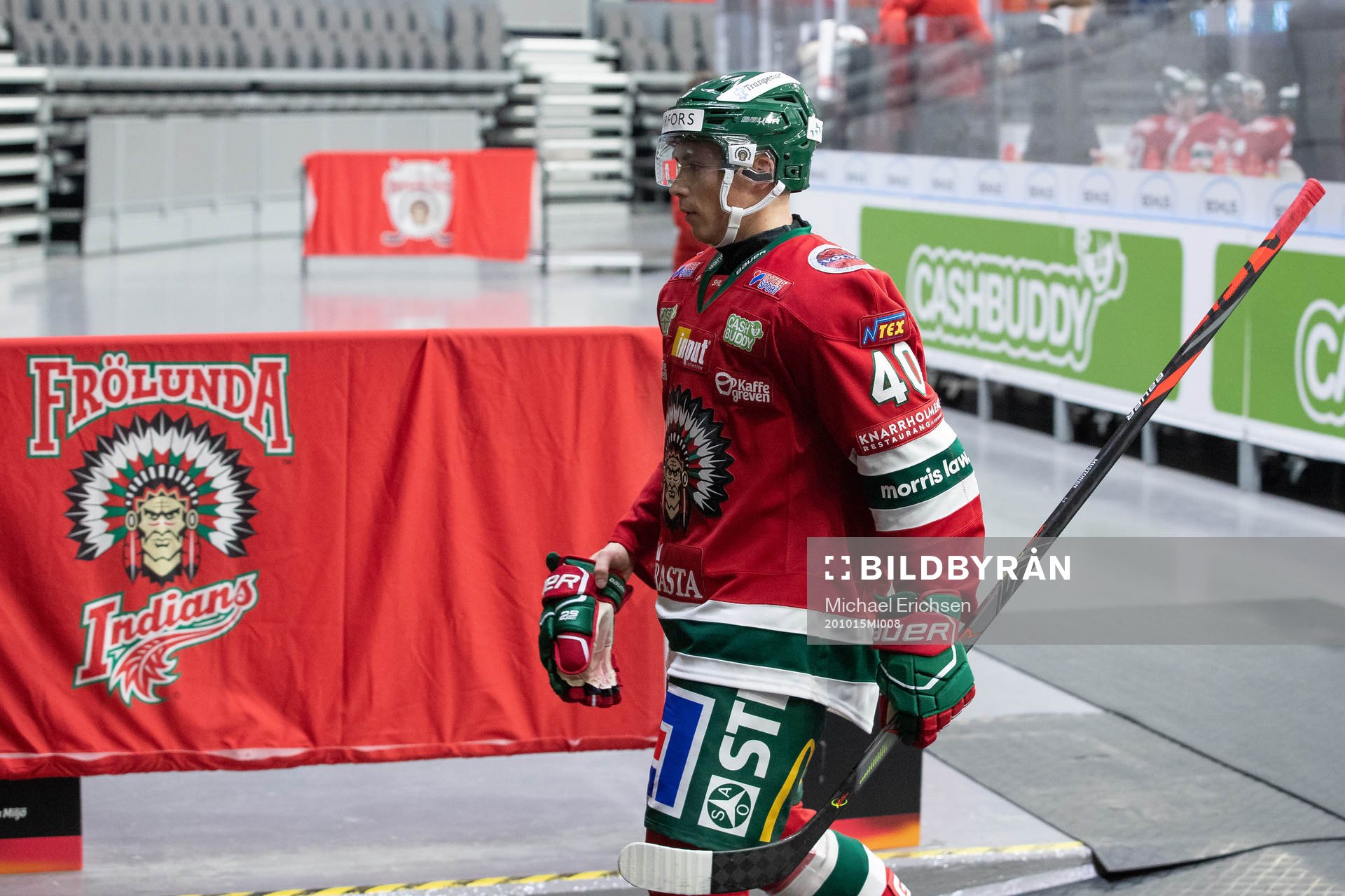 Frölundas Joel Mustonen lämnar isen