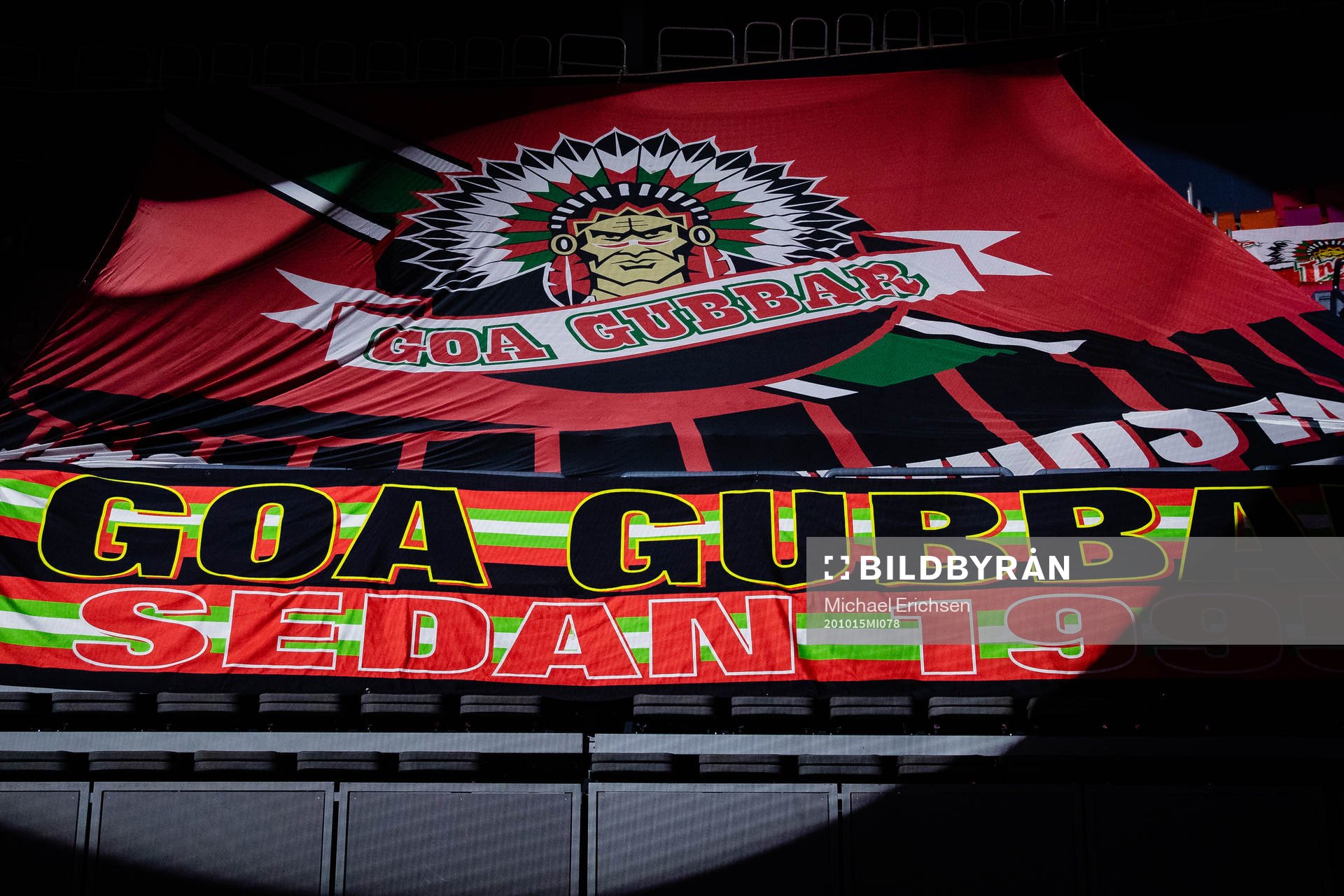En Frölunda flagga på läktarna