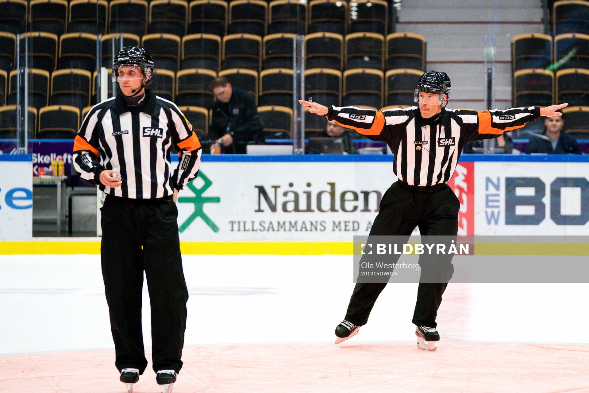 Domare Tobias Björk dömer bort Jonatan Berggren mål