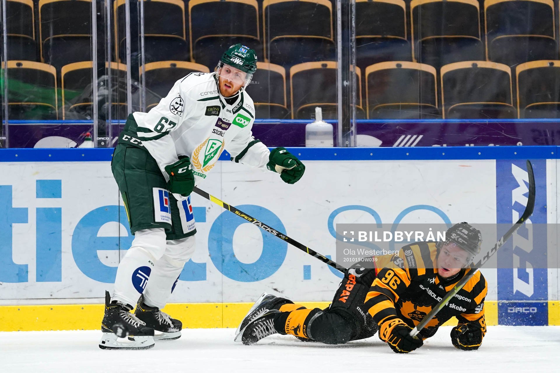 Färjestads Pontus Widerström och Skellefteås Rickard Hugg