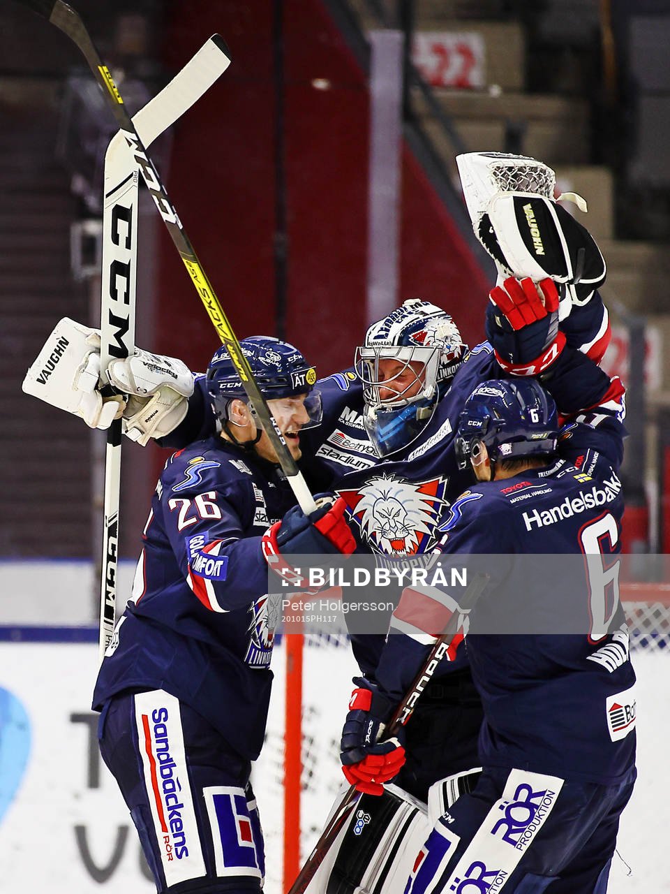 <ll26, målvakt Jussi Rynnäs och Jonas Holös jublar