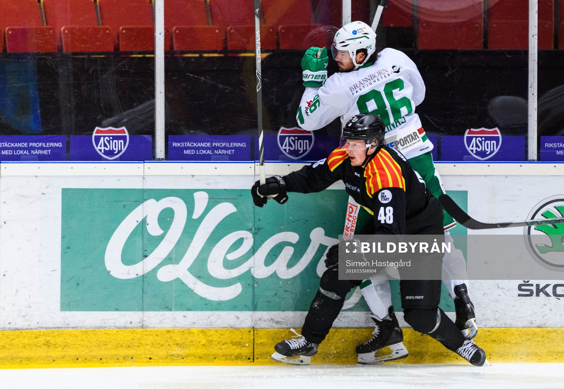 Brynäs Samuel Solem och Rögles Eric Gelinas