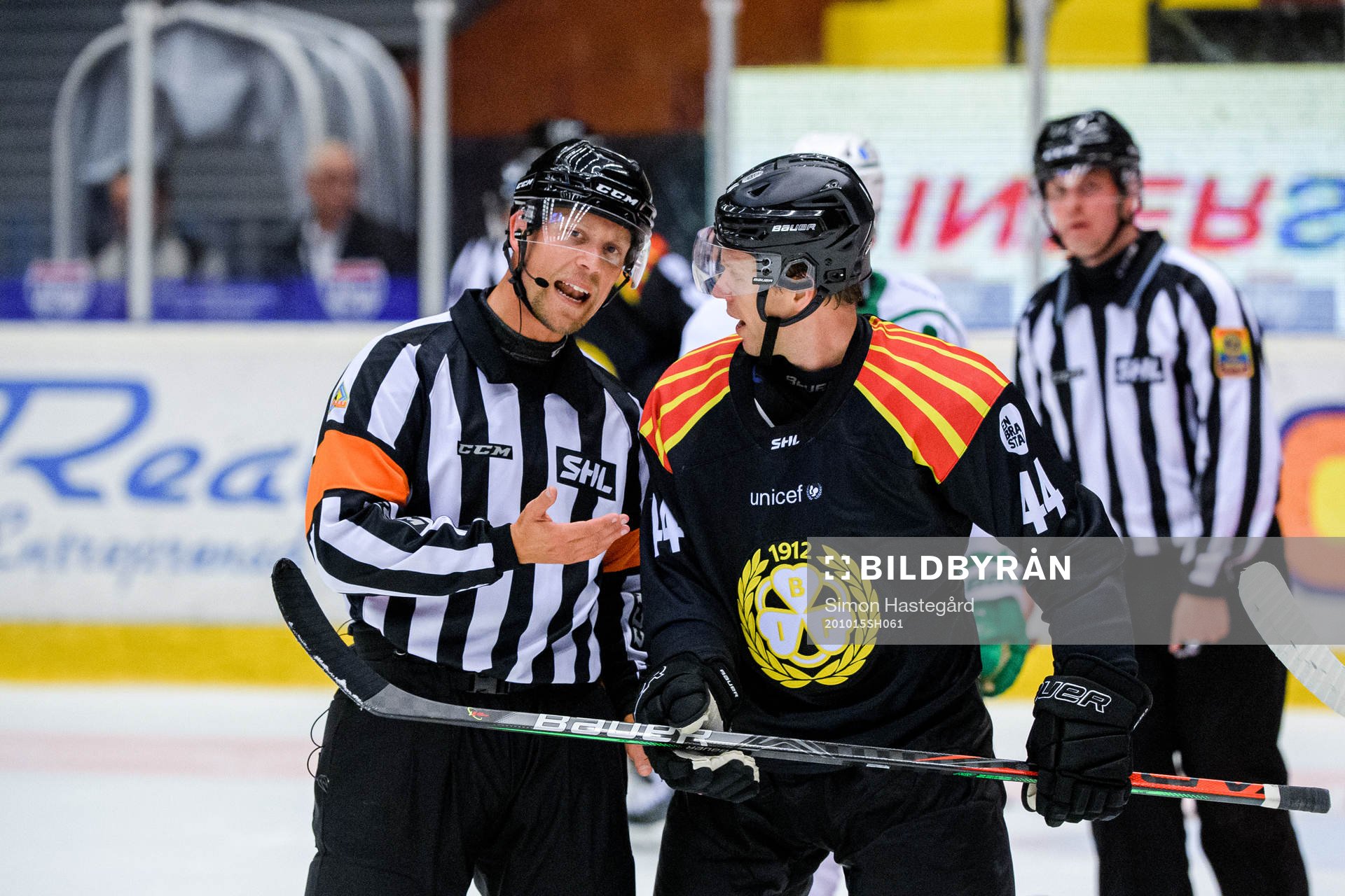 Domare Andreas Harnebring i samtal med Brynäs Nicklas