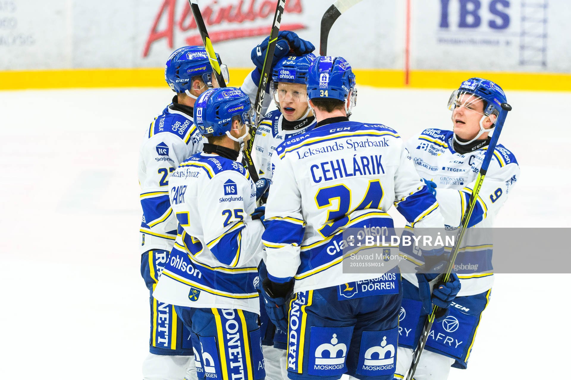 Leksands Carter Camper jublar med lagkamrater