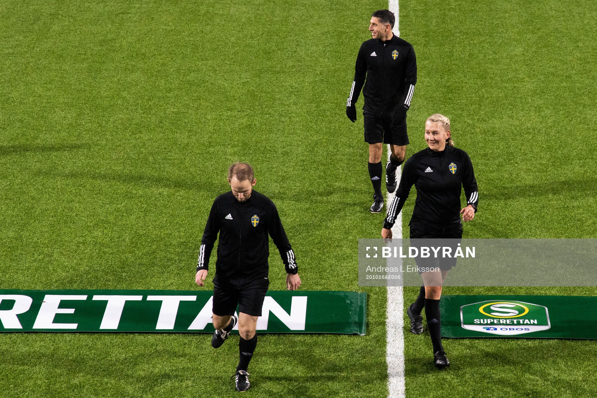 Assisterande domare Joakim Wik, domare Tess Olofsson och assisterande domare Josef Alacam under uppvärmningen inför fotbollsmatchen i Superettan mellan Akropolis och AFC Eskilstuna den 16 oktober 2020 i Stockholm.
