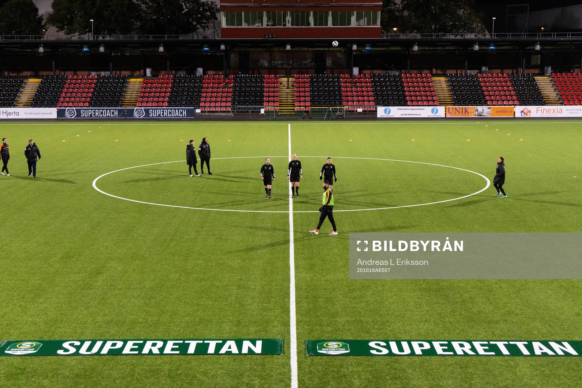 Assisterande domare Joakim Wik, domare Tess Olofsson och assisterande domare Josef Alacam under uppvärmningen inför fotbollsmatchen i Superettan mellan Akropolis och AFC Eskilstuna den 16 oktober 2020 i Stockholm.