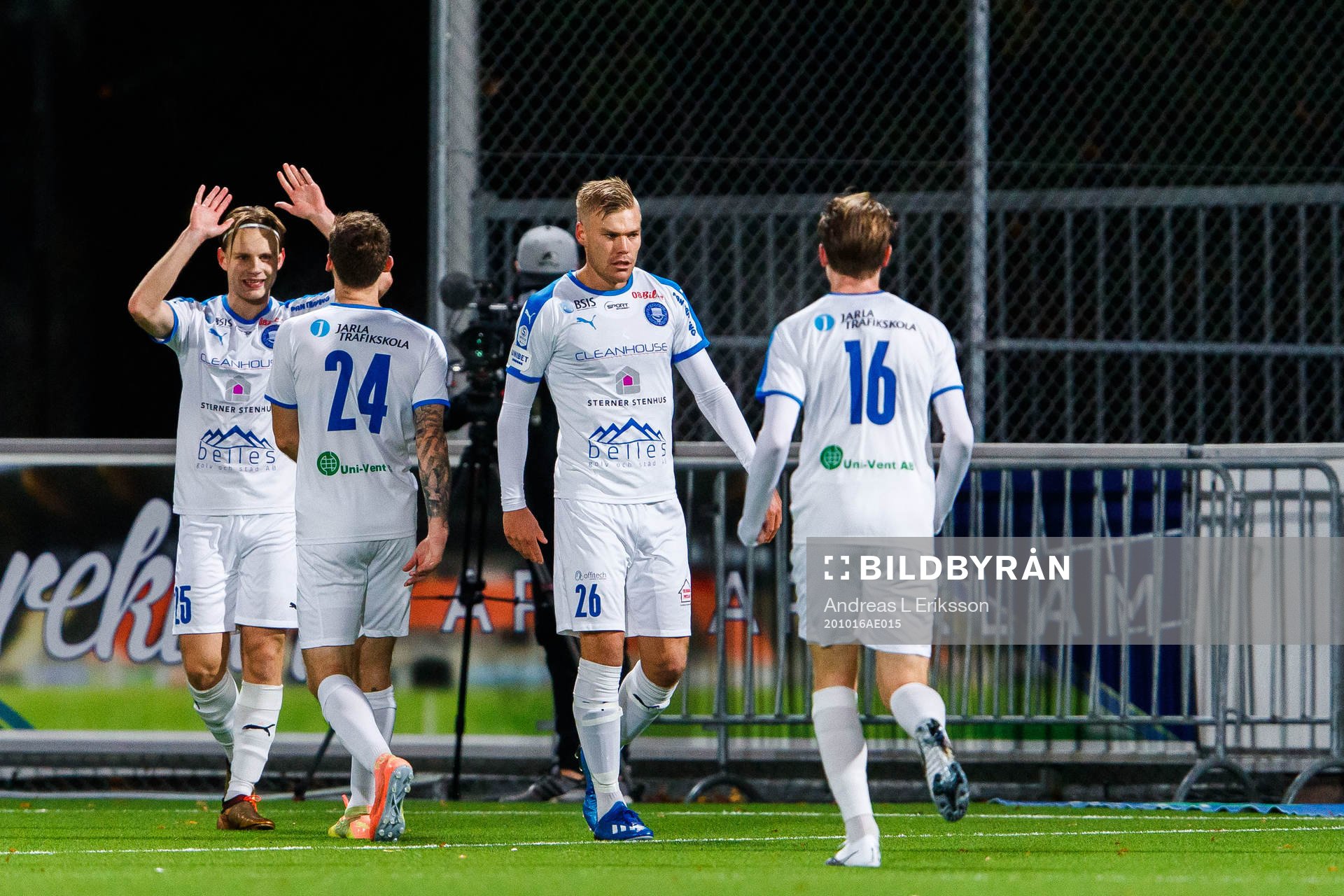 Akropolis Martin Falkeborn jublar med lagkamrater