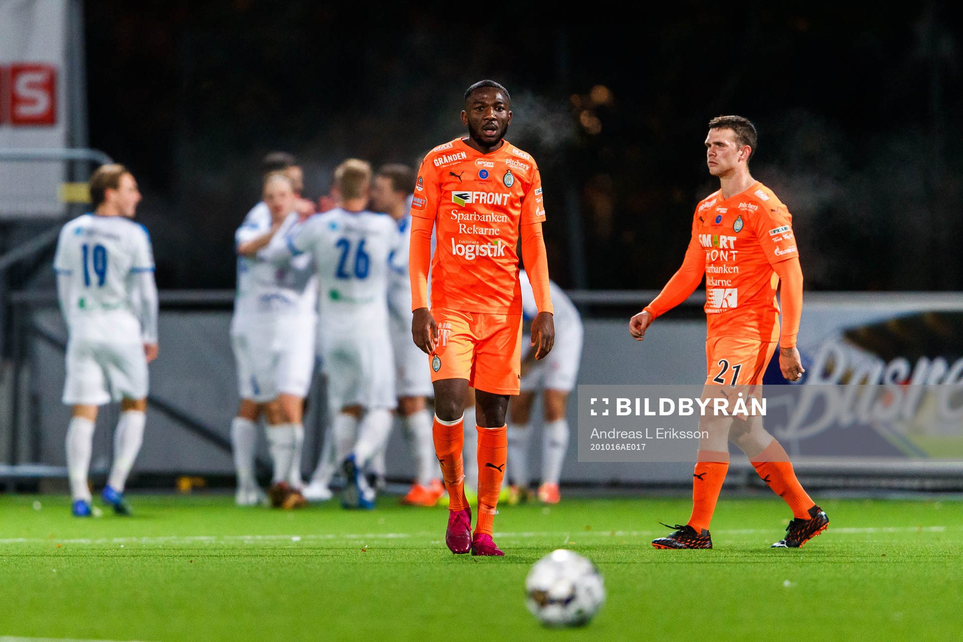 AFC Eskilstunas Chidi Dauda Omeje och Jesper Manns deppar