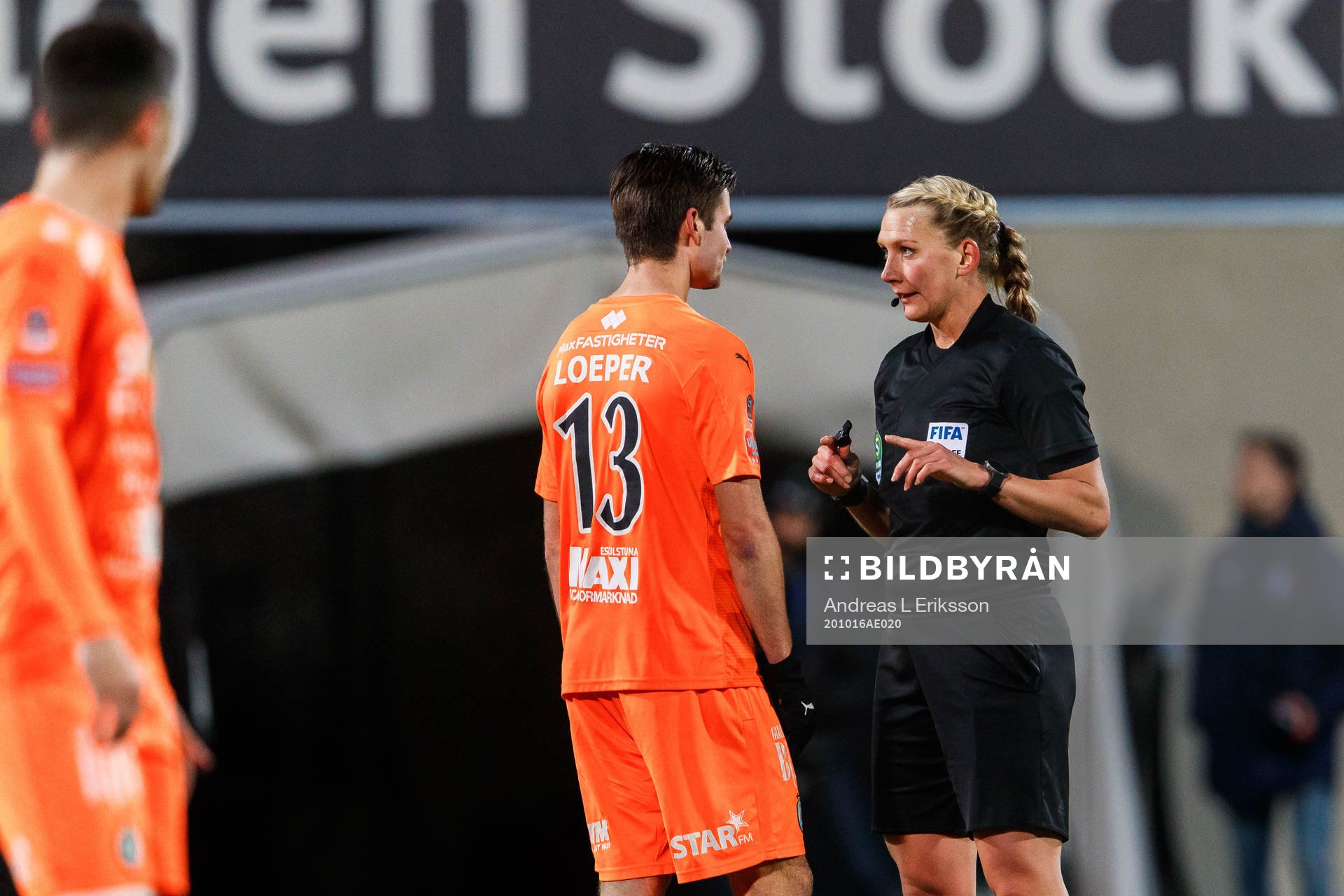 AFC Eskilstunas Wilhelm Loeper i samtal med domare Tess Olofsson under fotbollsmatchen i Superettan mellan Akropolis och AFC Eskilstuna den 16 oktober 2020 i Stockholm.