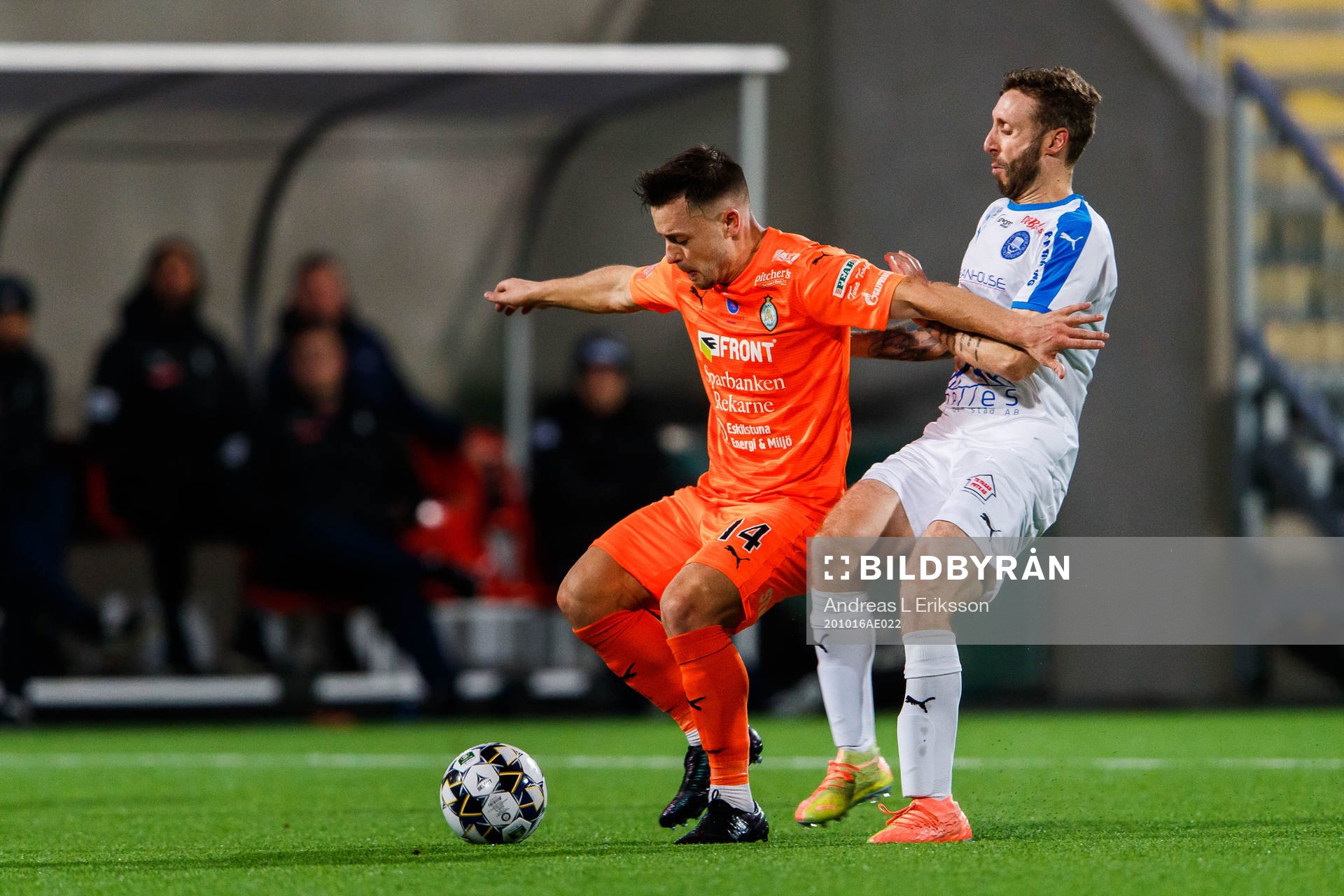 AFC Eskilstunas Ryabn Williams och Akropolis Andrew Stadler under fotbollsmatchen i Superettan mellan Akropolis och AFC Eskilstuna den 16 oktober 2020 i Stockholm.