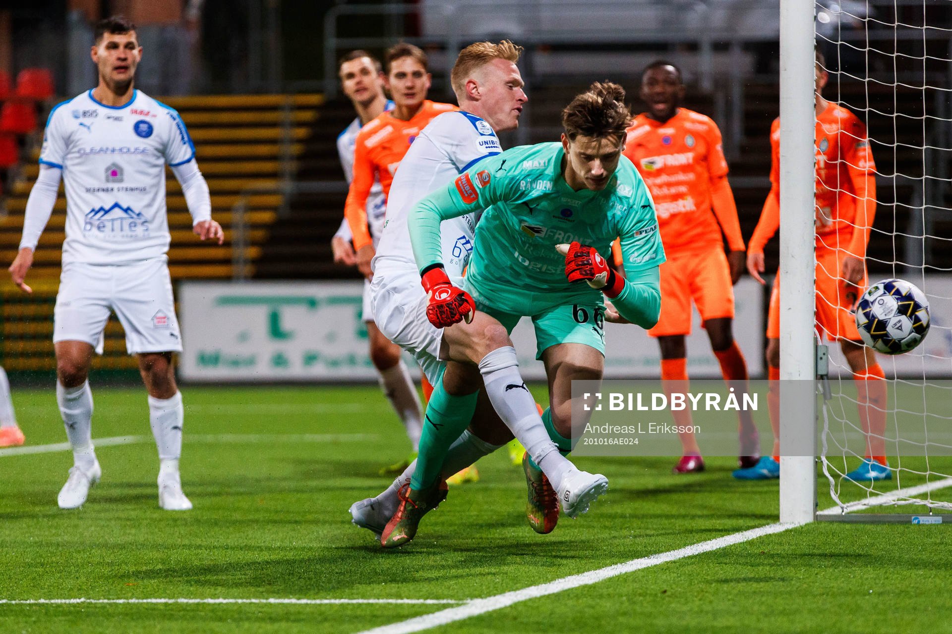 Akropolis Nicklas Maripuu mot AFC Eskilstunas målvakt