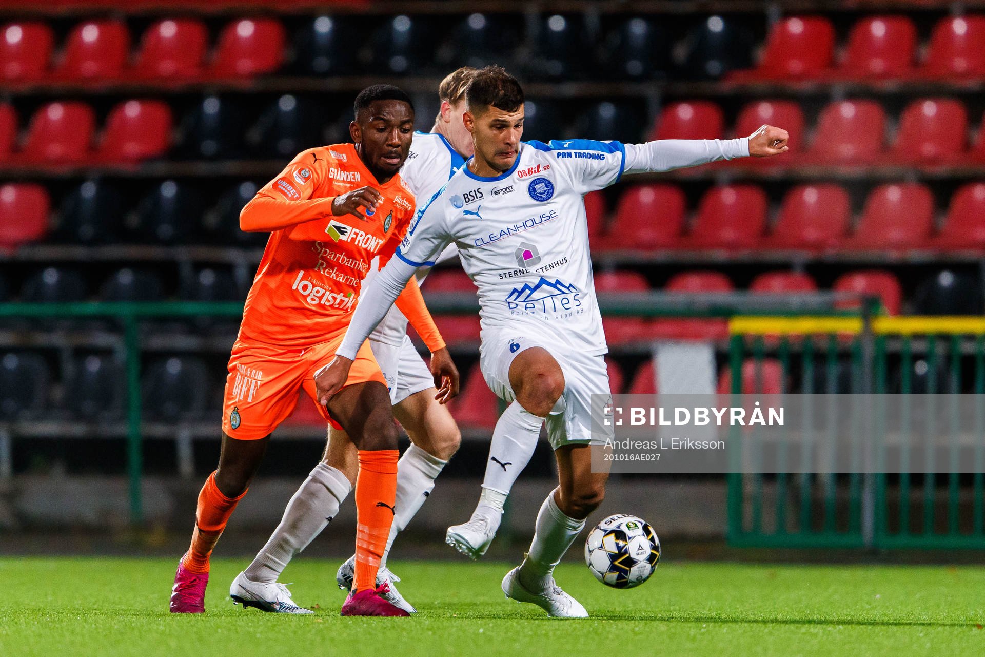 AFC Eskilstunas Chidi Dauda Omeje mot Akropolis Mauricio