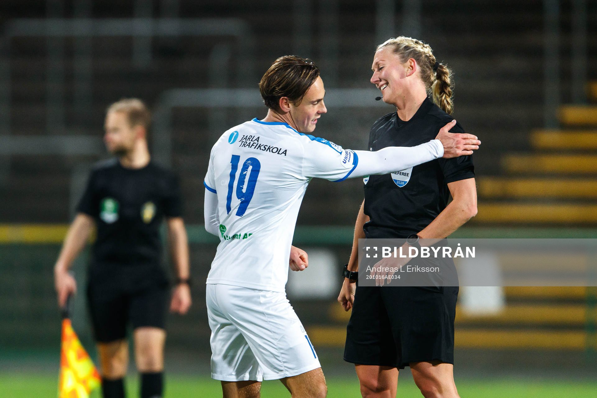 Akropolis Cesar Weilid tackar domare Tess Olofsson efter fotbollsmatchen i Superettan mellan Akropolis och AFC Eskilstuna den 16 oktober 2020 i Stockholm.