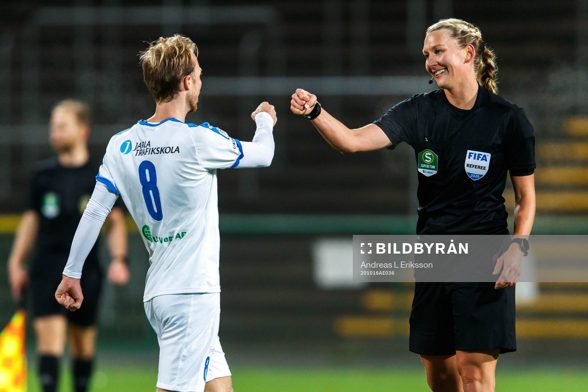 Akropolis Pontus Åsbrink tackar domare Tess Olofsson efter fotbollsmatchen i Superettan mellan Akropolis och AFC Eskilstuna den 16 oktober 2020 i Stockholm.