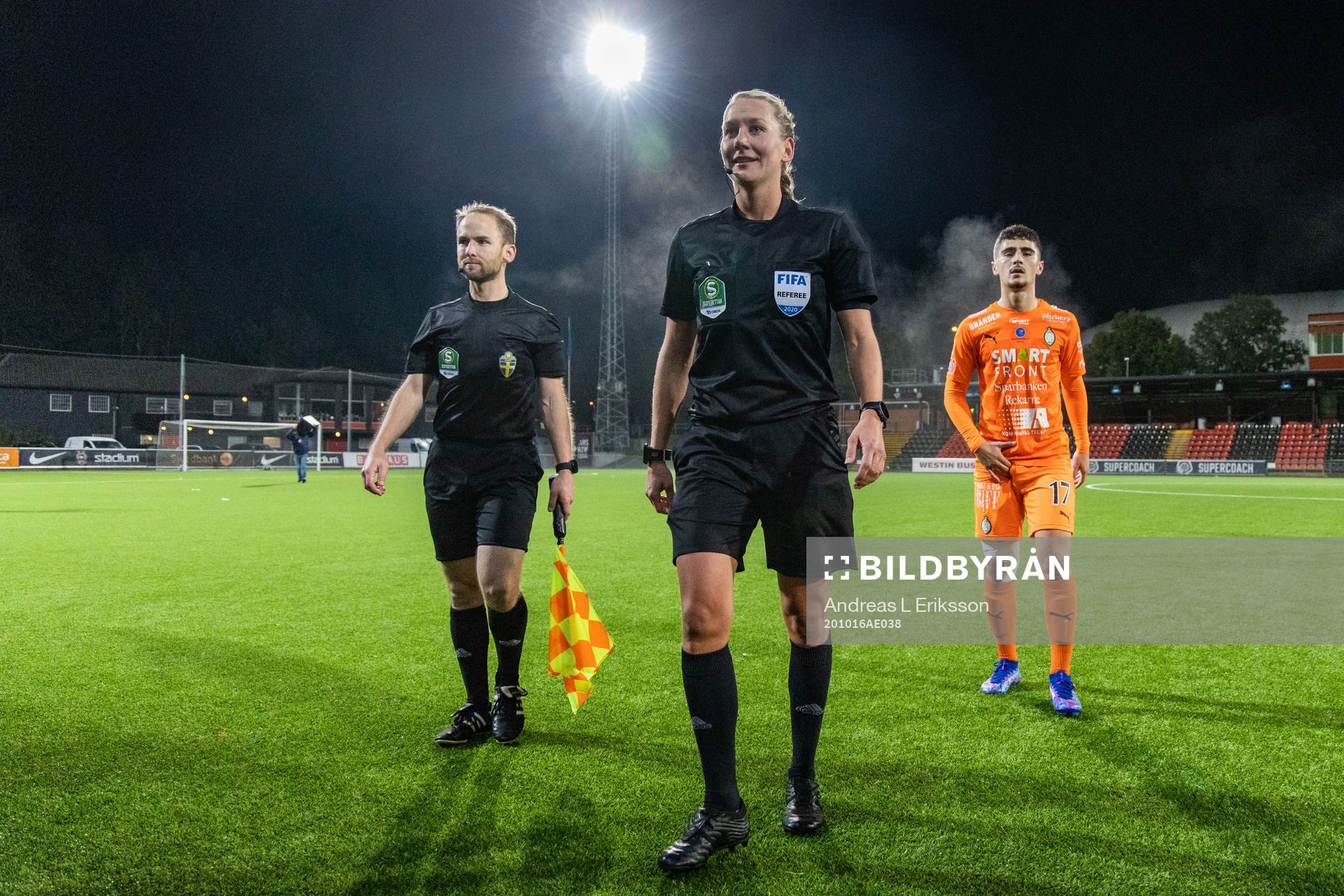 Domare Tess Olofsson efter fotbollsmatchen i Superettan mellan Akropolis och AFC Eskilstuna den 16 oktober 2020 i Stockholm.