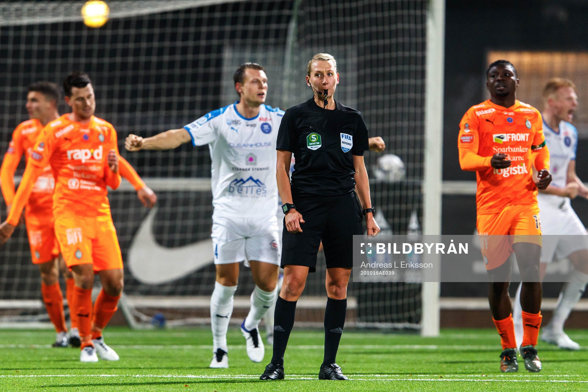 Akropolis domare Tess Olofsson blåser av fotbollsmatchen i Superettan mellan Akropolis och AFC Eskilstuna den 16 oktober 2020 i Stockholm.