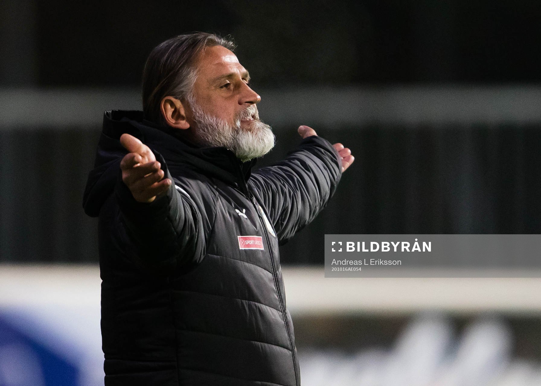 AFC Eskilstunas tränare Özcan Melkemichel under fotbollsmatchen i Superettan mellan Akropolis och AFC Eskilstuna den 16 oktober 2020 i Stockholm.