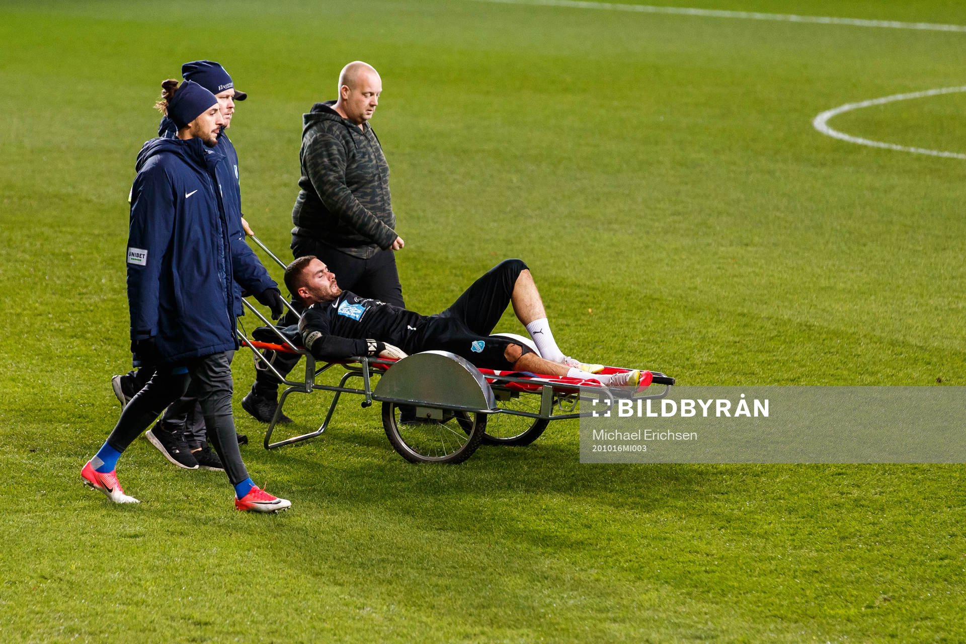 Norrbys målvakt Mergim Krasniqi lämnar planen på bår