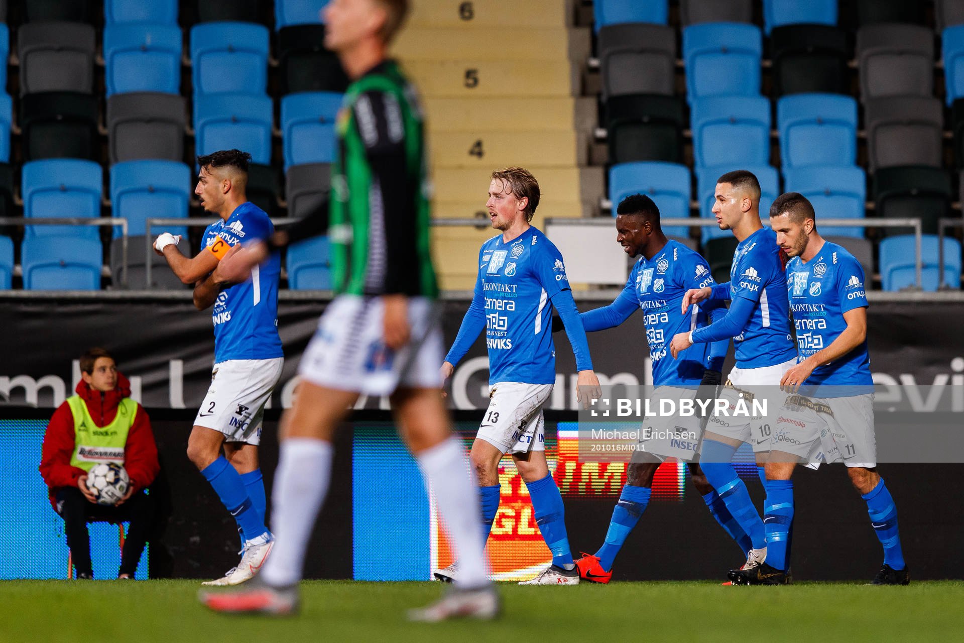Norrbys Oke Akpoveta jublar med lagkamrater
