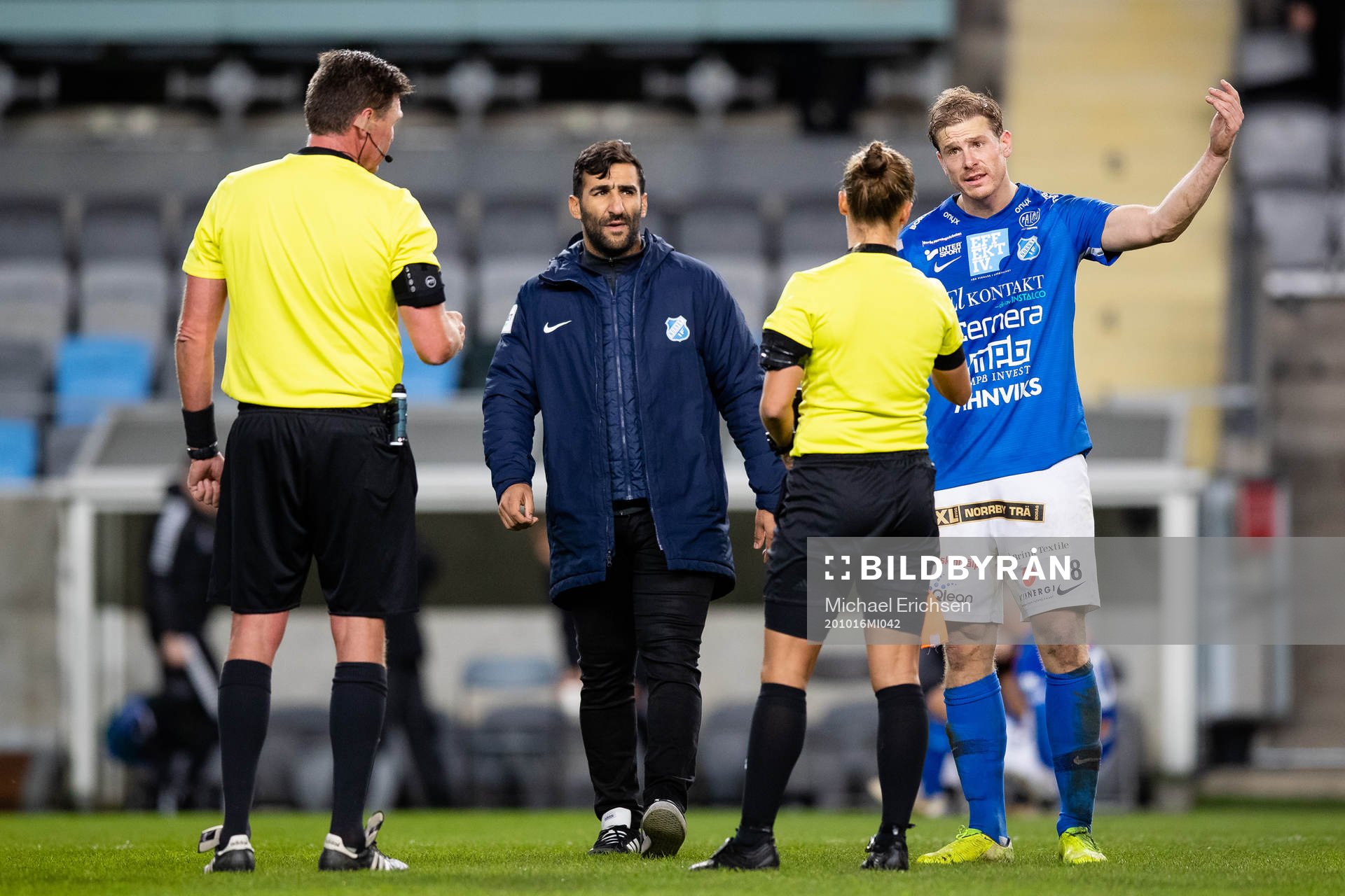 Norrbys manager Mak Lind och Nicklas Savolainen i diskussion med domare Antti Kanerva och linjedomare Almira Spahic efter fotbollsmatchen i Superettan mellan GAIS och Norrby den 16 oktober 2020 i Göteborg.