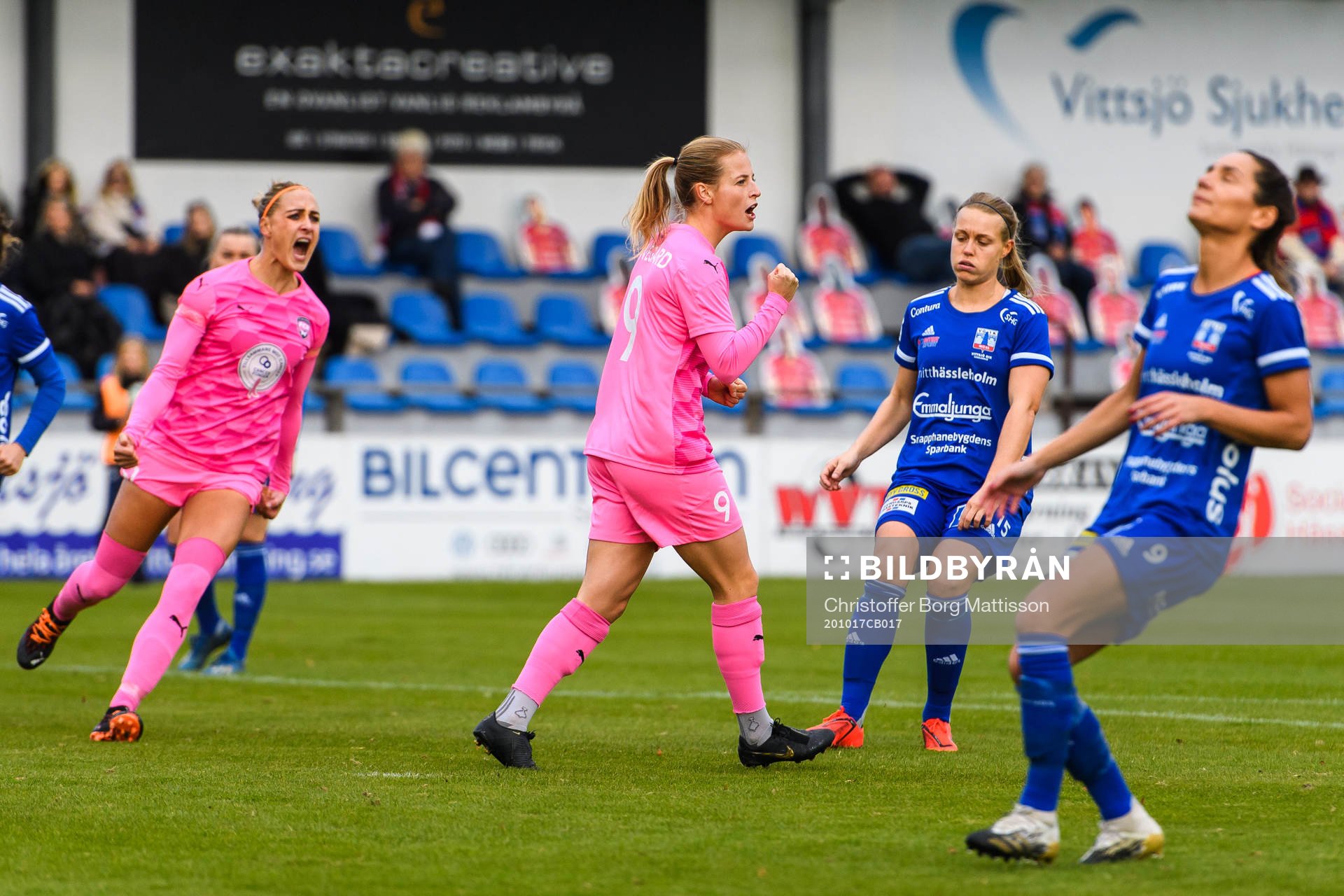 Rosengårds Sanne Troelsgaard jublar med Anna Anvegård efter 0-1 under fotbollsmatchen i Damallsvenskan mellan Vittsjö och FC Rosengård den 17 oktober 2020 i Vittsjö.