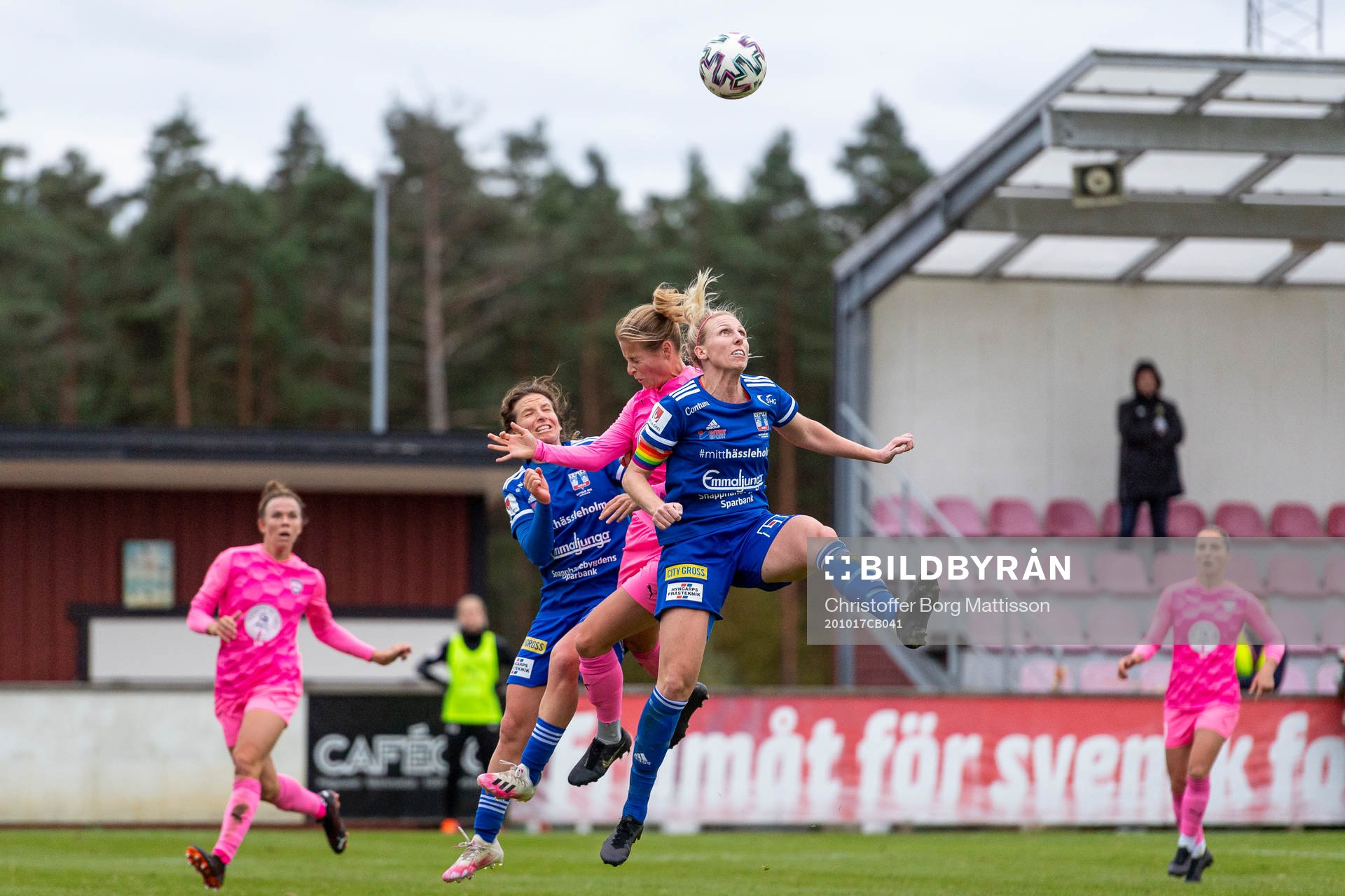 Rosengårds Anna Anvegård mot Vittsjös Sandra Adolfsson under fotbollsmatchen i Damallsvenskan mellan Vittsjö och FC Rosengård den 17 oktober 2020 i Vittsjö.