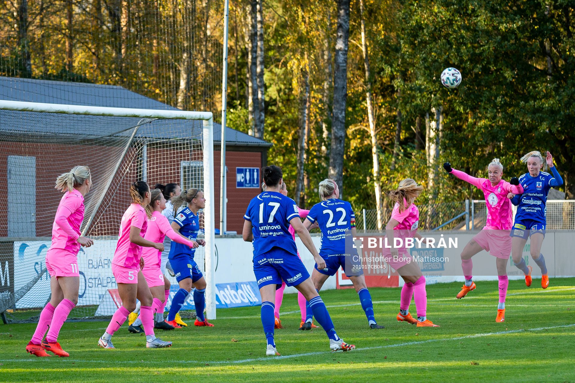 Rosengårds Caroline Seger i nickduell med Vittsjös Emma Pennsäter under fotbollsmatchen i Damallsvenskan mellan Vittsjö och FC Rosengård den 17 oktober 2020 i Vittsjö.