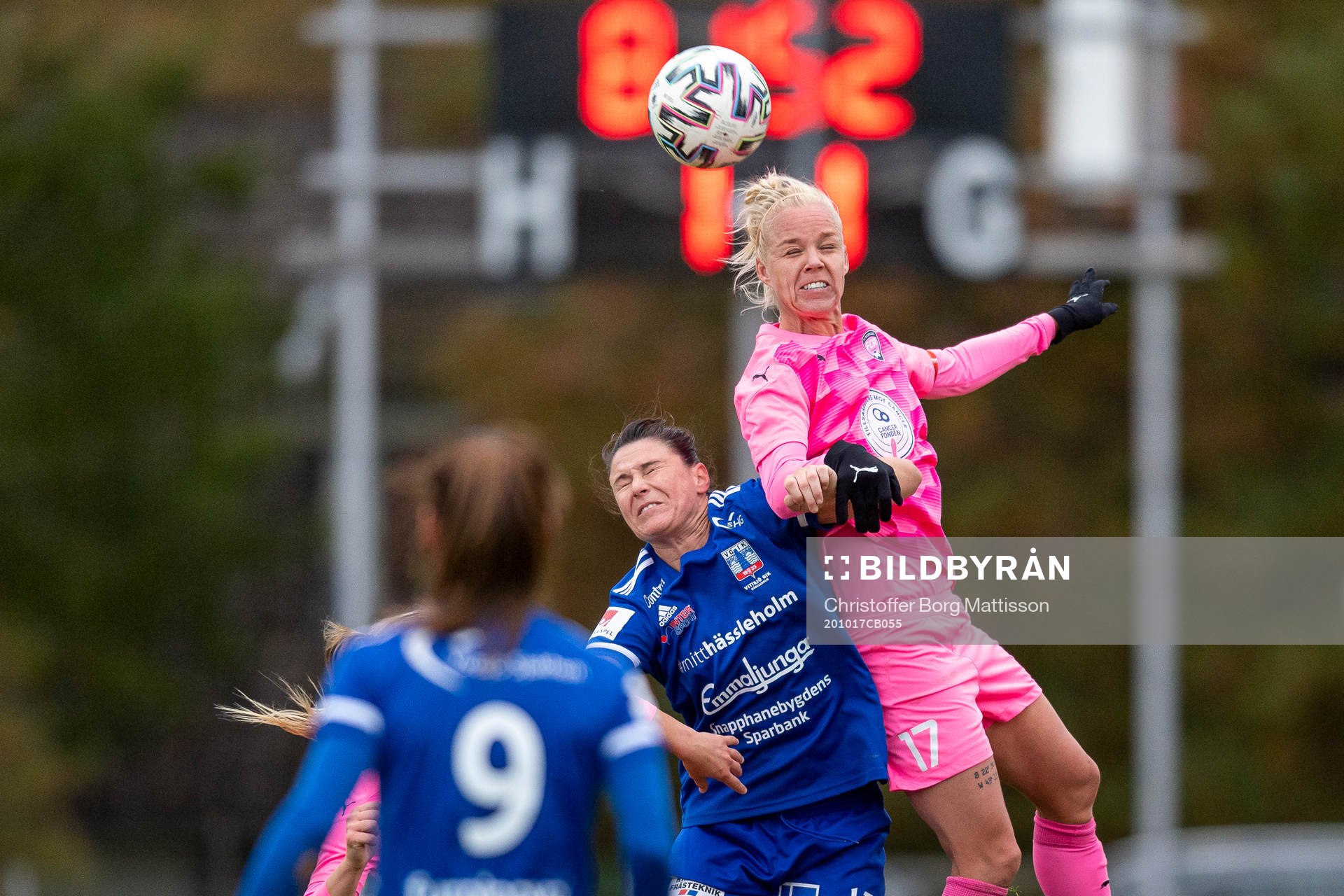Rosengårds Caroline Seger i nickduell med Vittsjös Emily Gielnik under fotbollsmatchen i Damallsvenskan mellan Vittsjö och FC Rosengård den 17 oktober 2020 i Vittsjö.