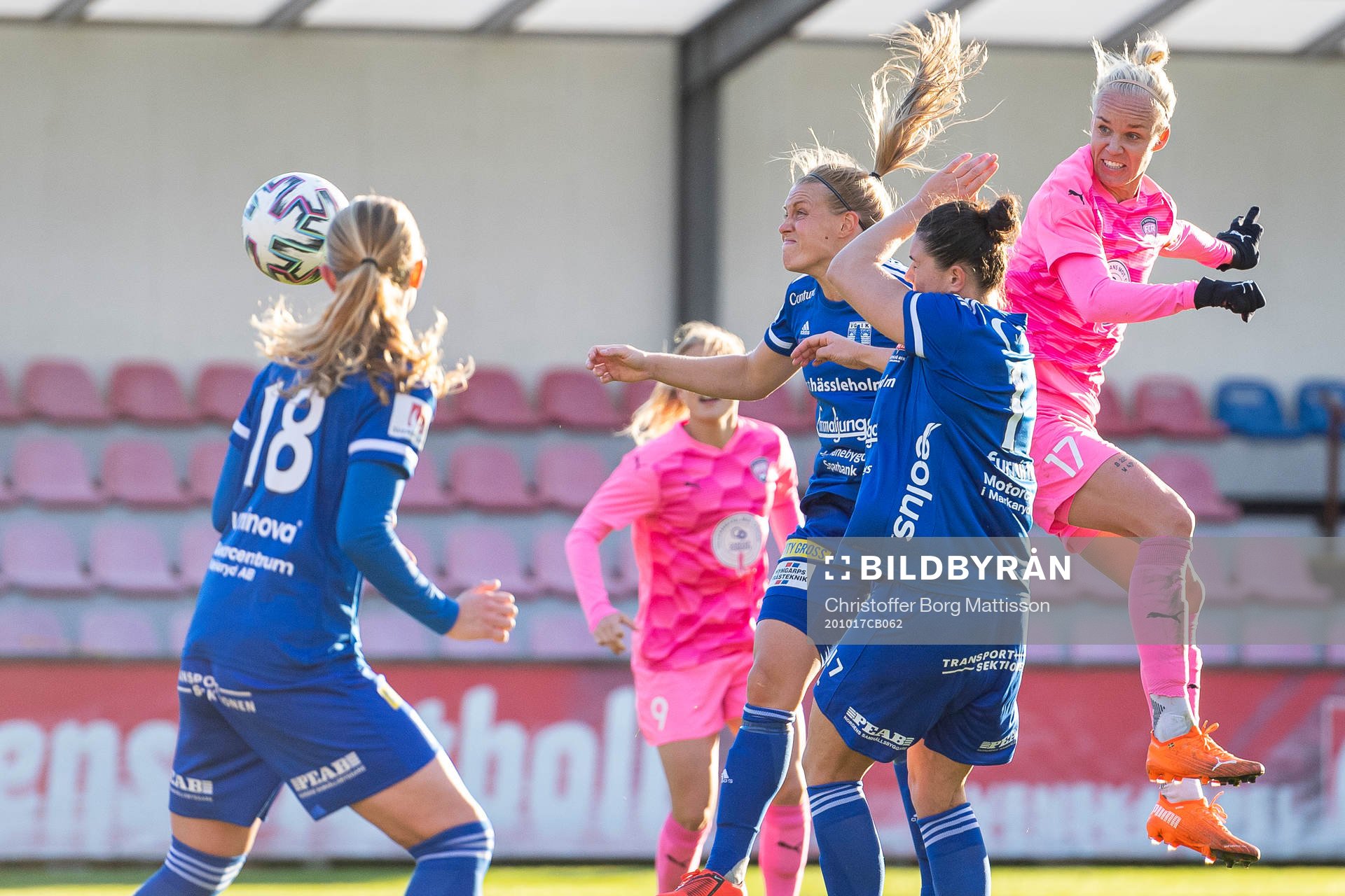 Rosengårds Caroline Seger i nickduell med Vittsjös Nellie Persson under fotbollsmatchen i Damallsvenskan mellan Vittsjö och FC Rosengård den 17 oktober 2020 i Vittsjö.