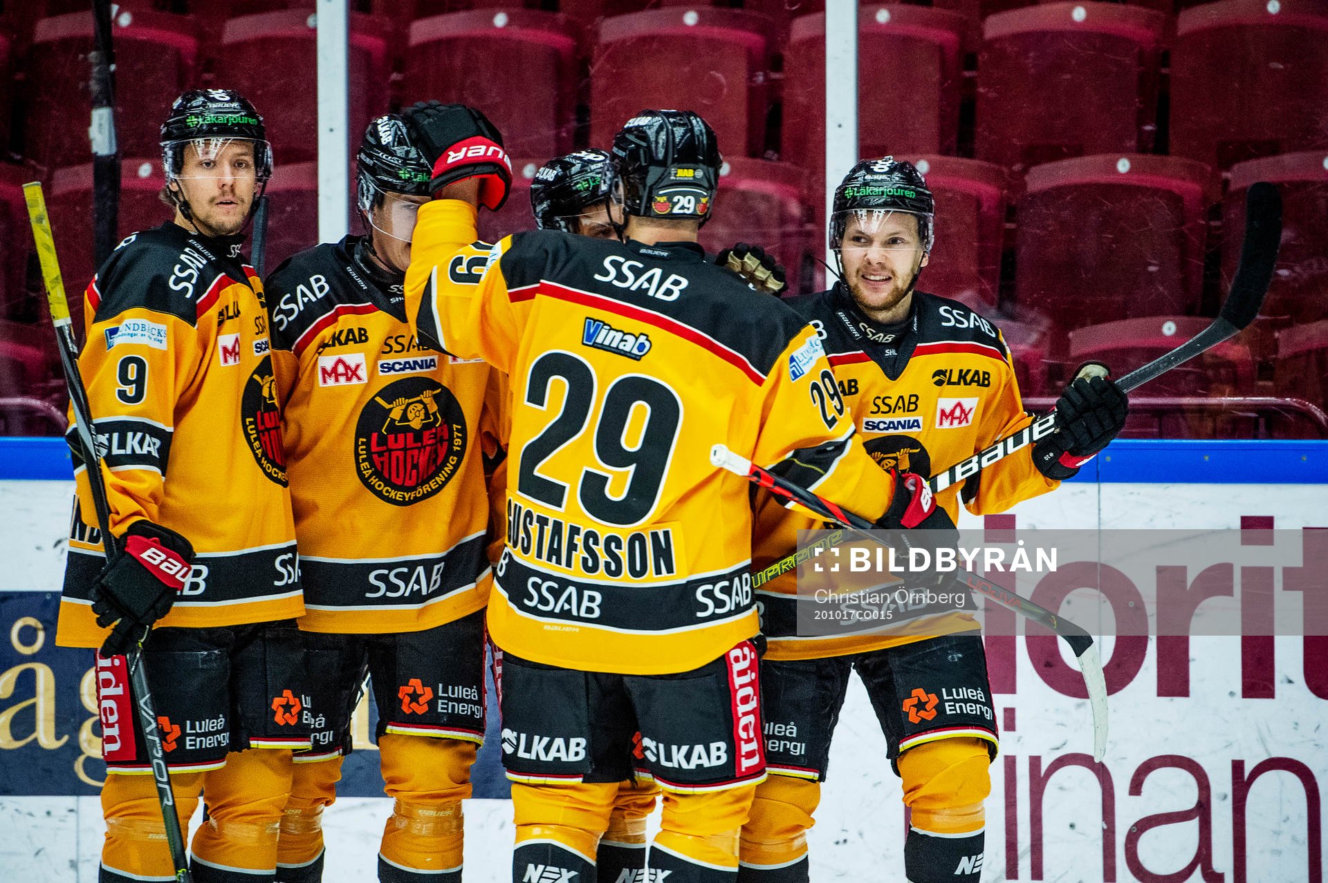 Luleås Einar Emanuelsson längst ut till höger jublar med