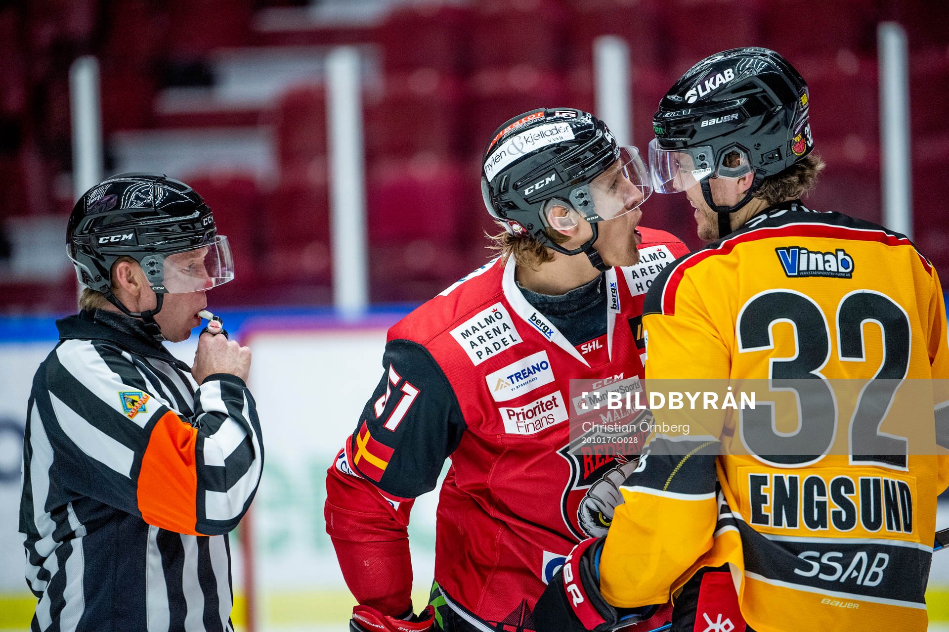 Domare Pehr Claesson höjer pipan när Malmö Redhawks Emil