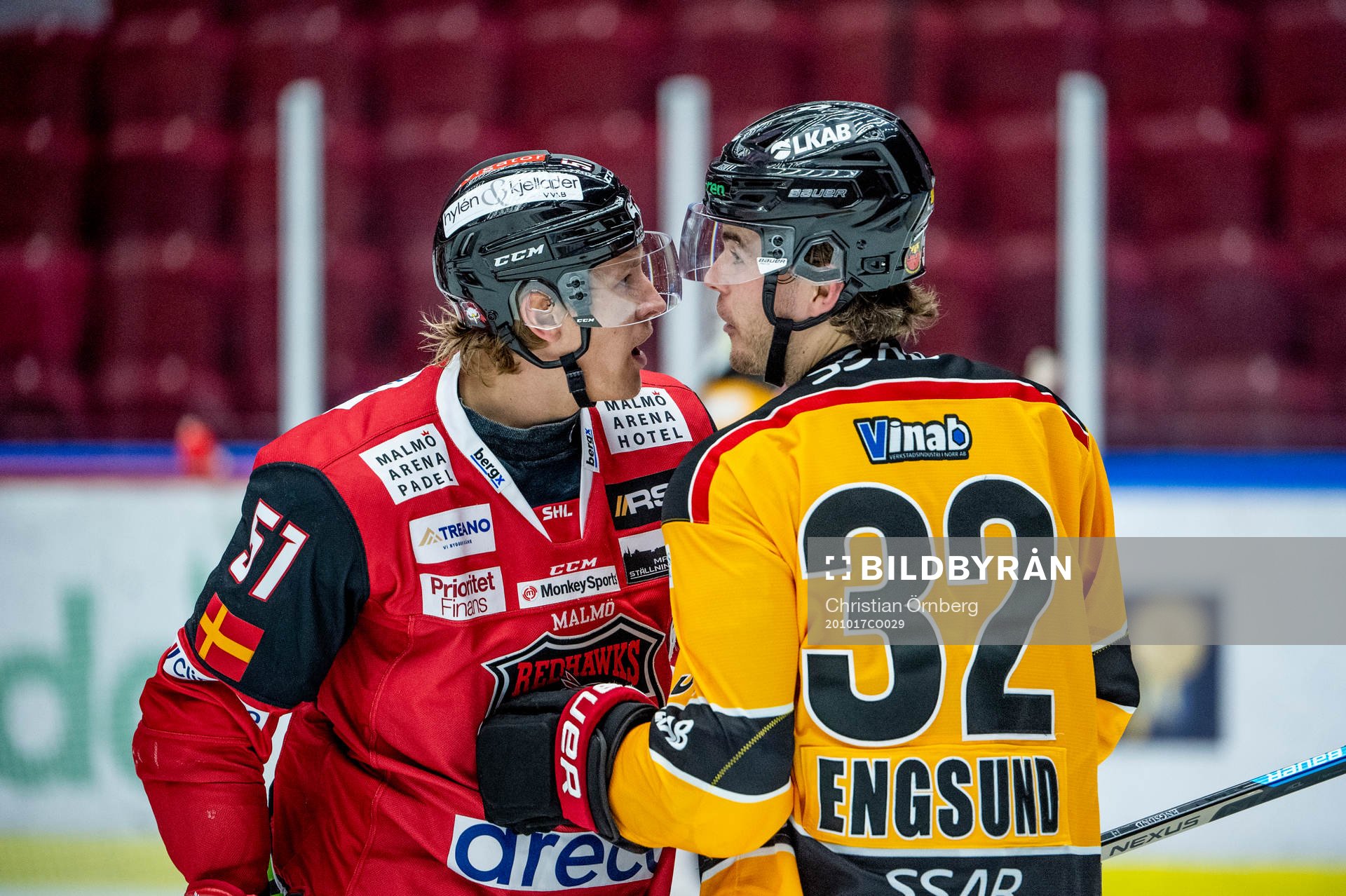 Malmö Redhawks Emil Sylvegård och Luleås Oscar Engsund i