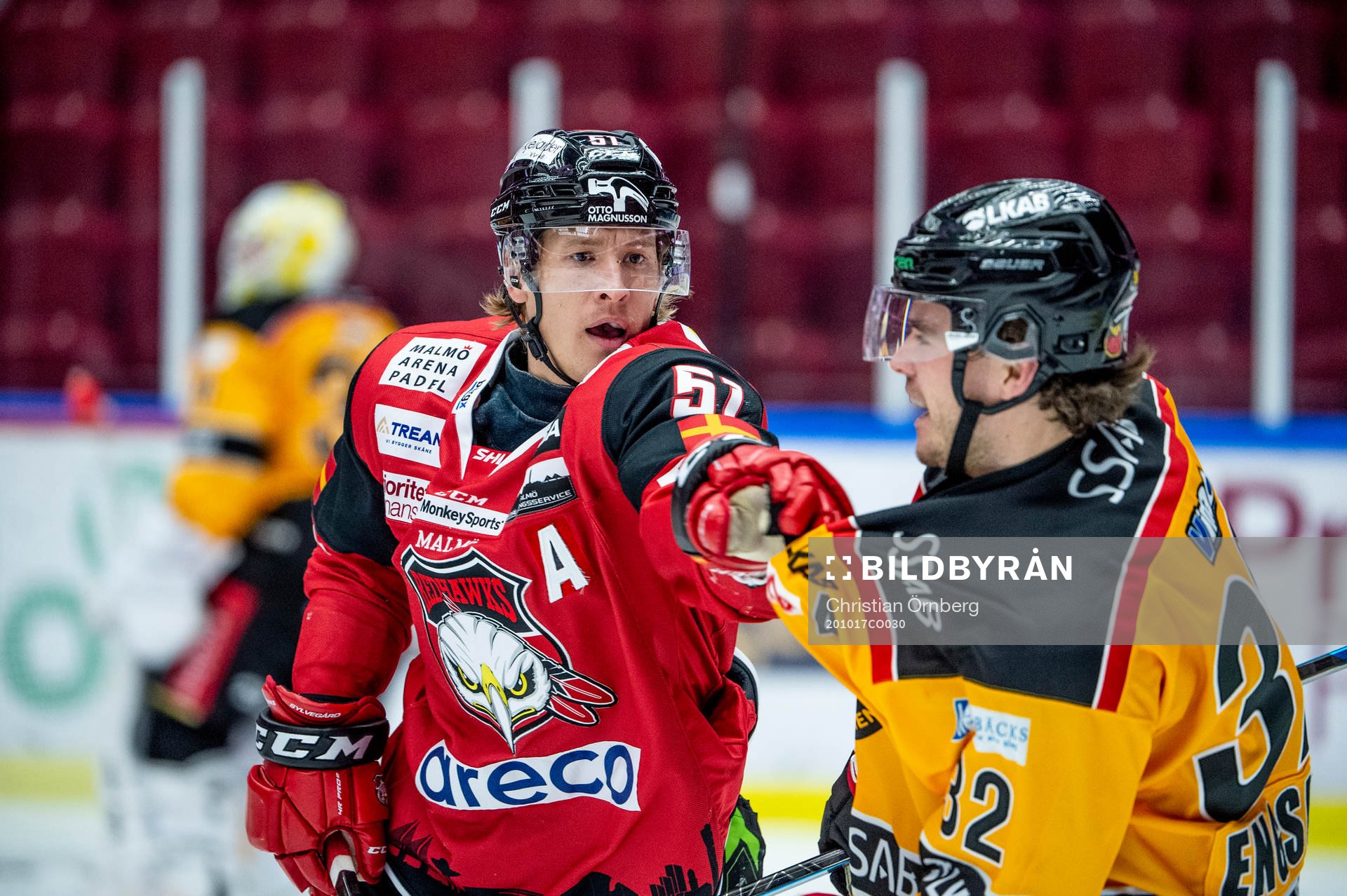 Malmö Redhawks Emil Sylvegård och Luleås Oscar Engsund i
