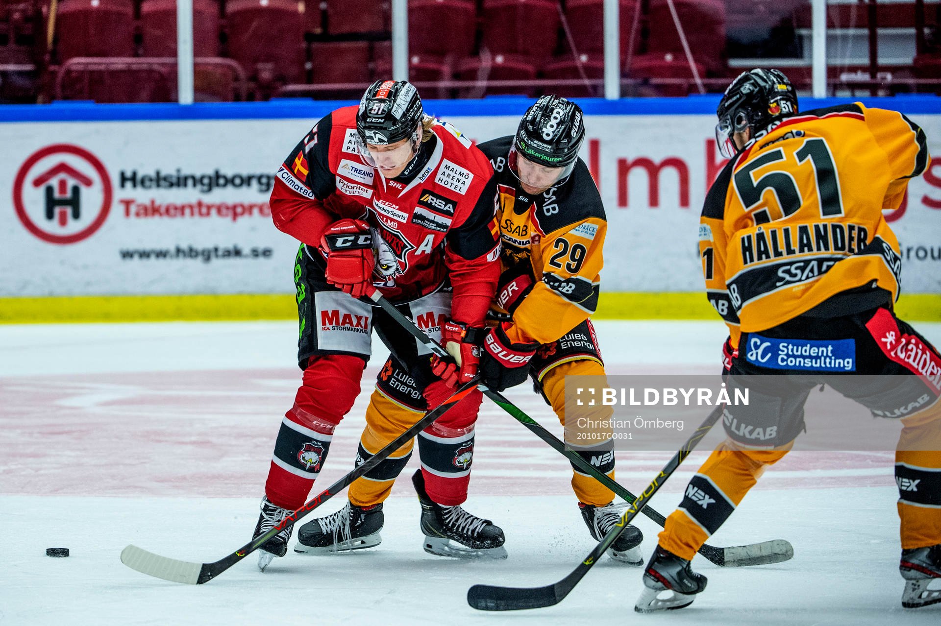 Malmö Redhawks Emil Sylvegård mot Luleås Erik Gustafsson